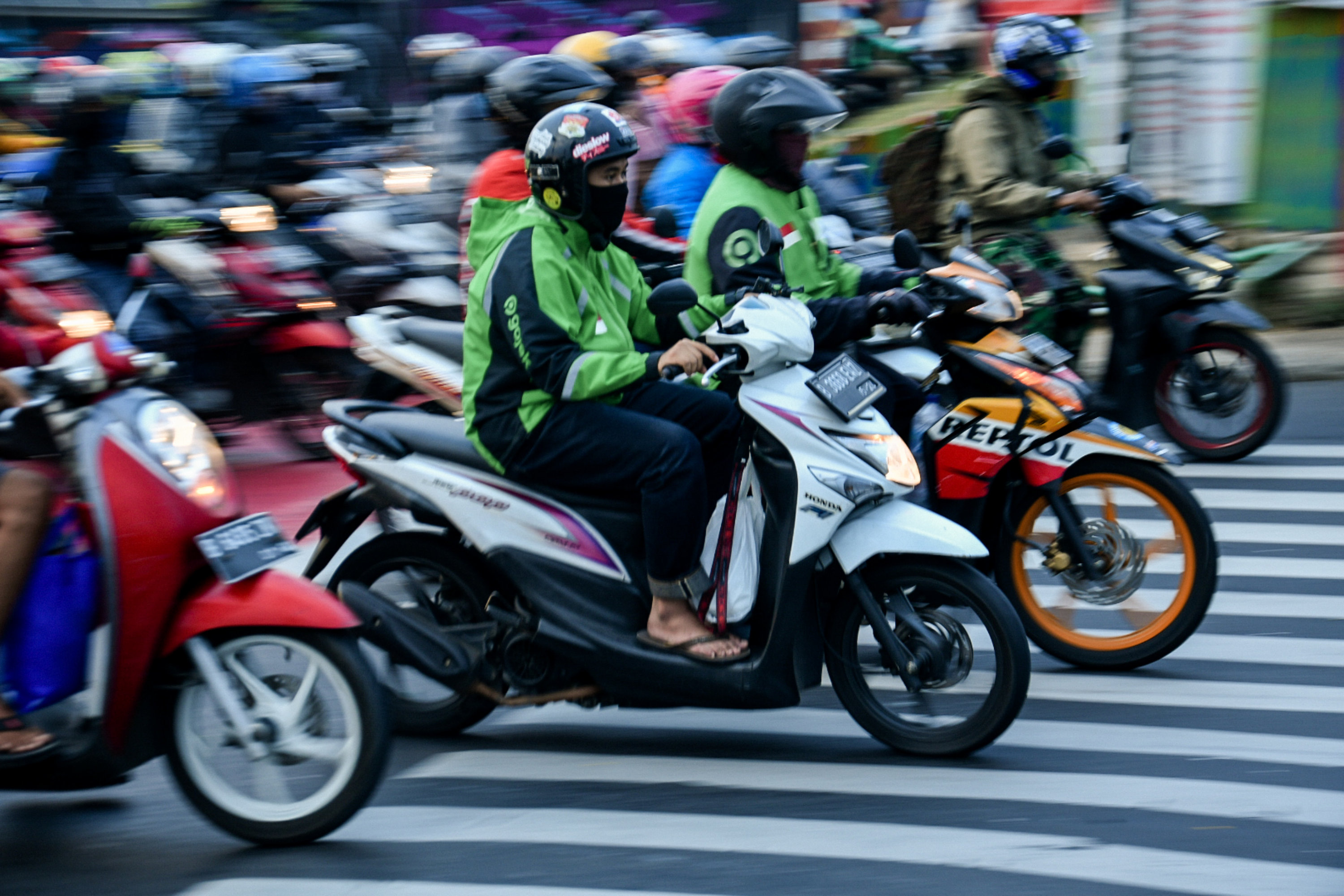 Pengemudi ojek daring di Depok,  Jawa Barat  kini dijinkan bisa mengangkut penumpang lagi.