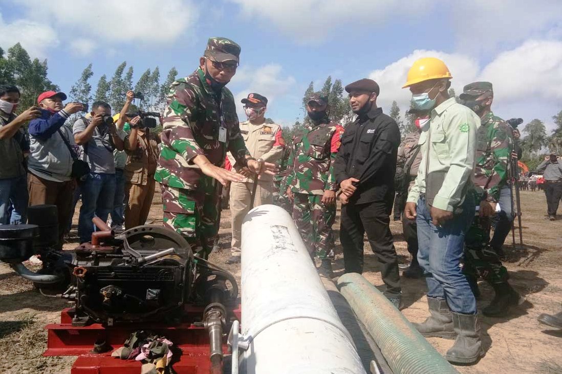Pangdam II Sriwijaya Mayjen TNI Irwan memeriksa peralatan mesin dan pipa intake yang dimiliki perusahaan Hutan Tanaman Industri (HTI).