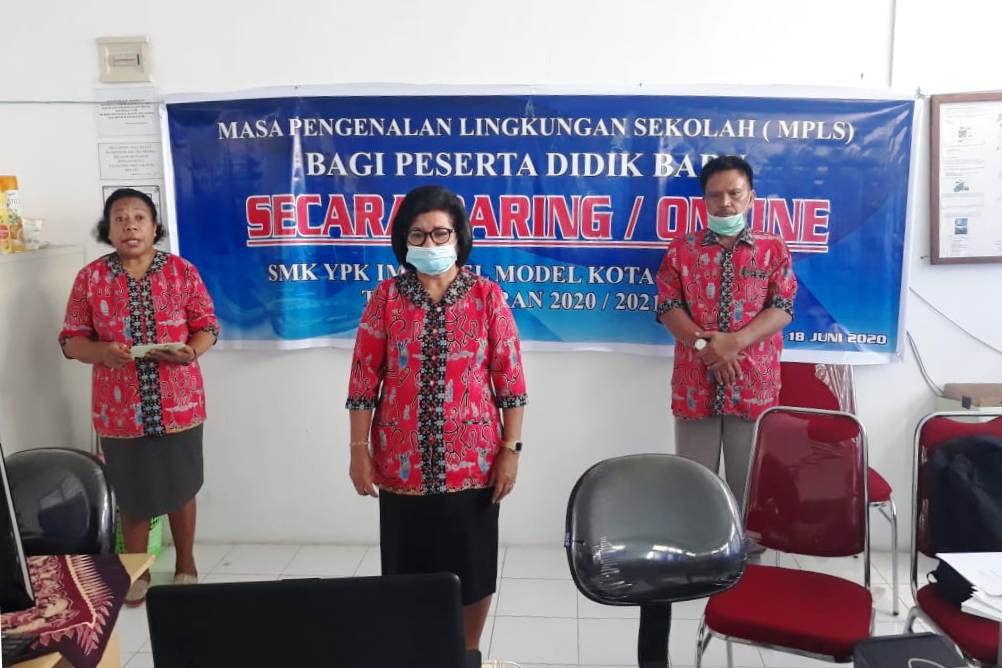 Kepala Sekolah SMK Imanuel Kota Sorong Juliana Pikauly membuka MPLS secara online.
