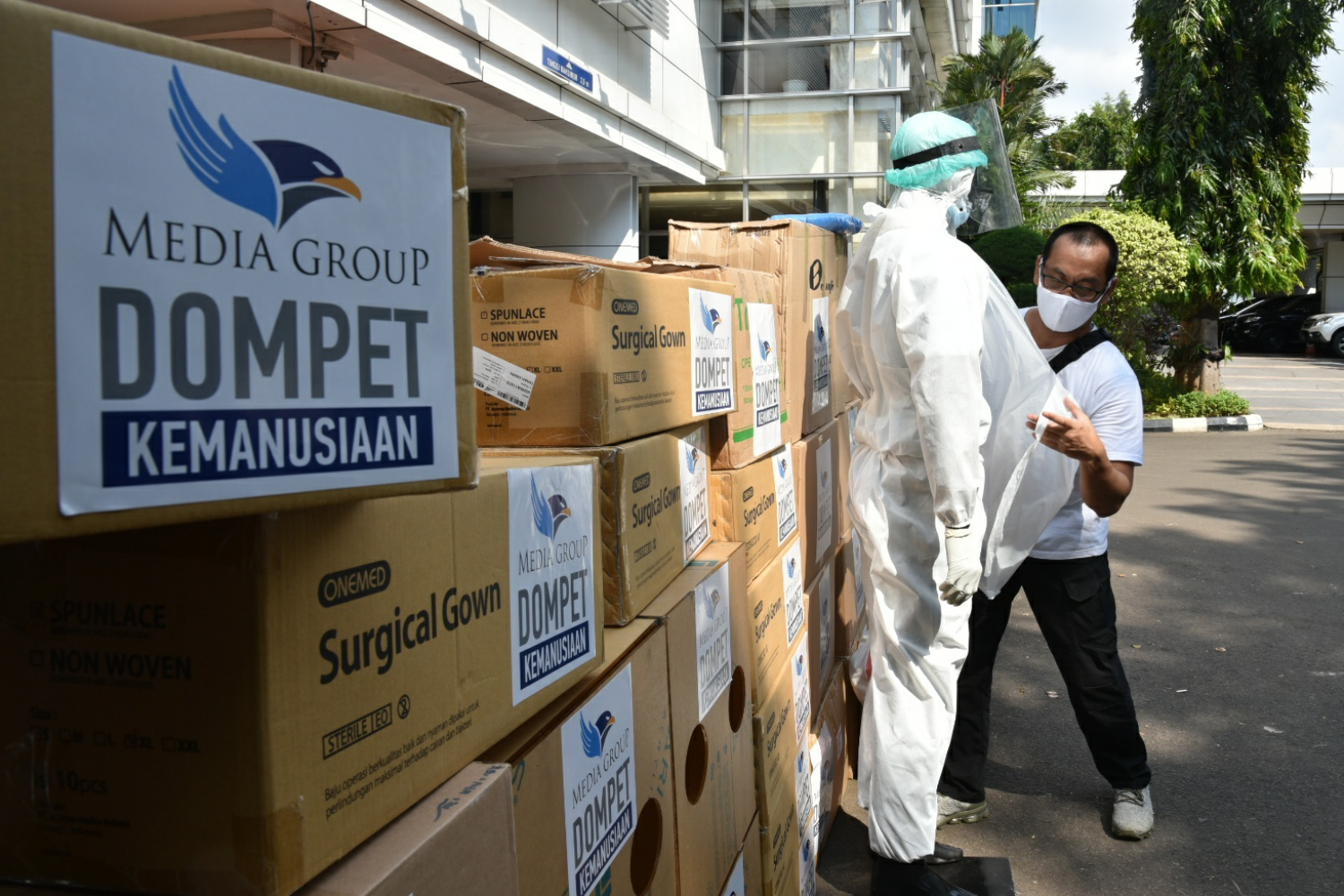 Peringati hari Bhayangkara ke 74 Media Group salurkan bantuan alat kesehatan ke sejumlah rumah sakit di Banjarmasin, Kalsel.