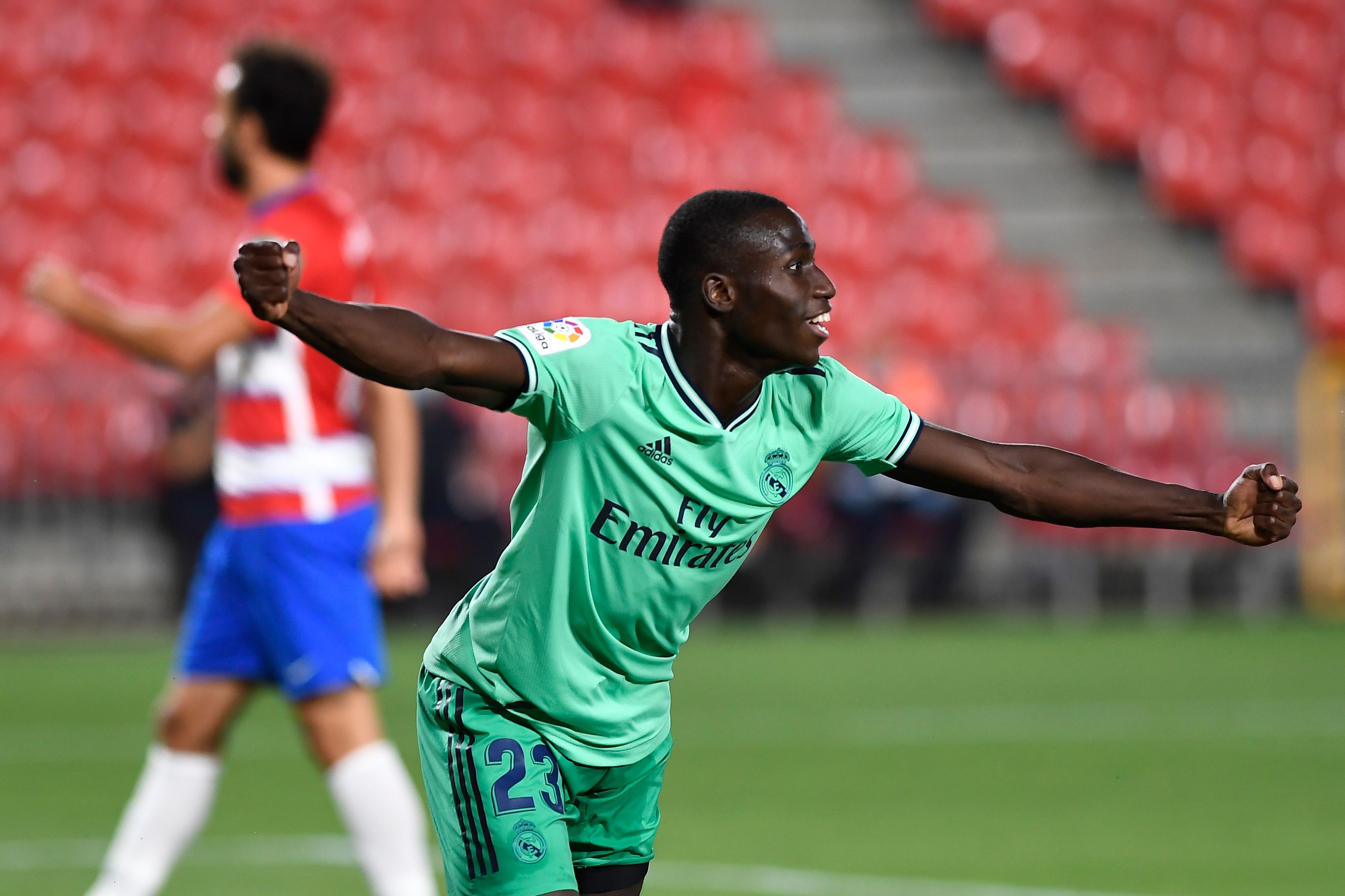 Bek Real Madrid Ferland Mendy merayakan gol saat pertandingan sepak bola liga Spanyol Granada FC vs Real Madrid.