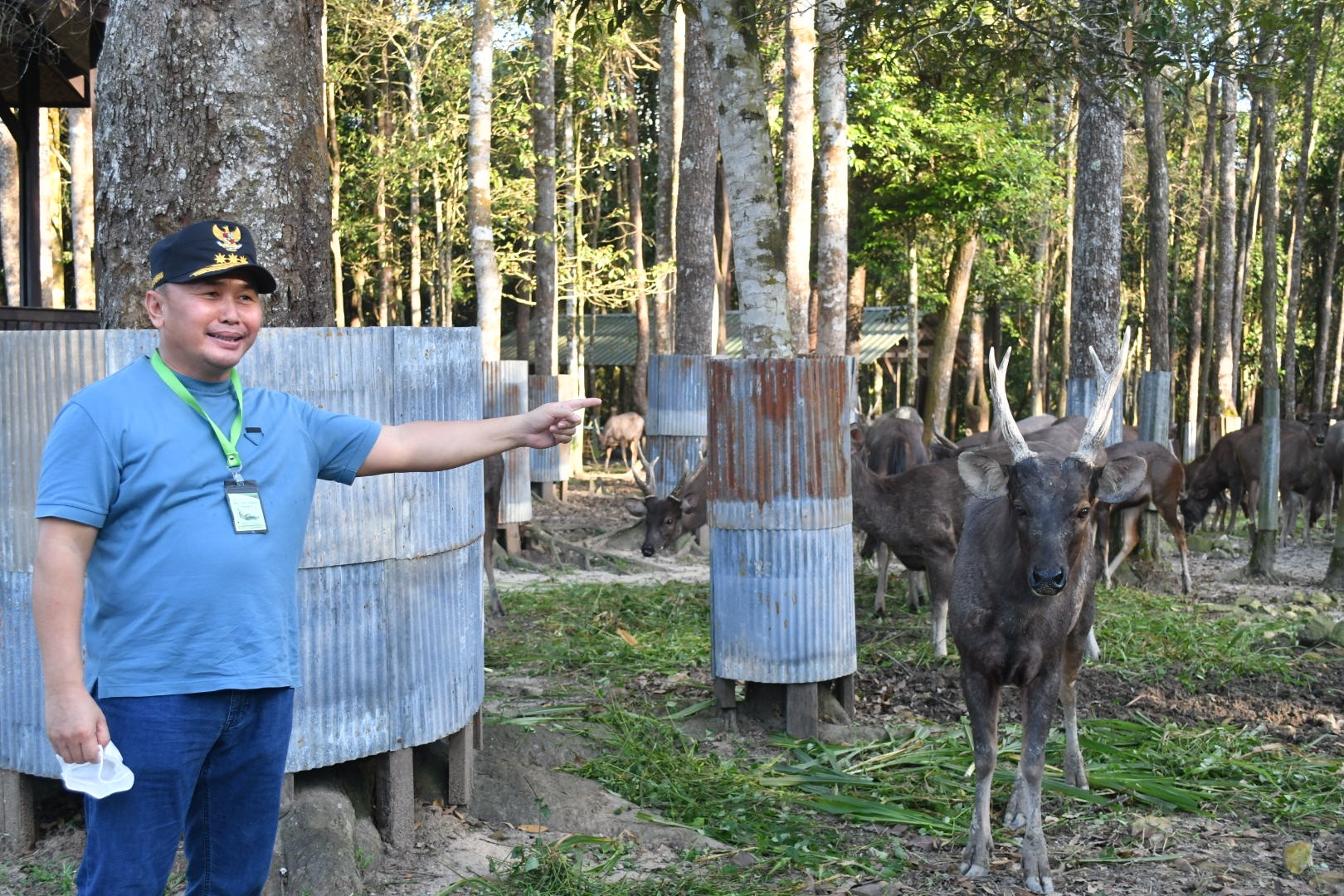 GUBERNUR Kalimantan Tengah, Sugianto Sabran saat meninjau penangkaran rusa di di Sulung Ranch, Selasa (21/7/2020).