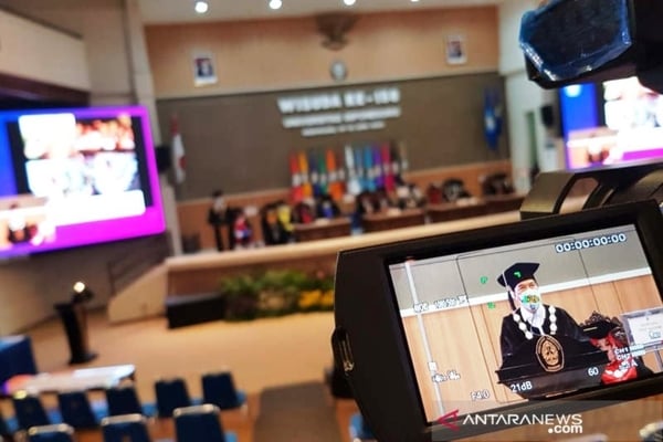 Rektor Yos Johan Utama memberikan sambutan dalam wisuda ke-158 Undip Semarang, Selasa, 16 Juni 2020 yang dilaksanakan secara daring. 