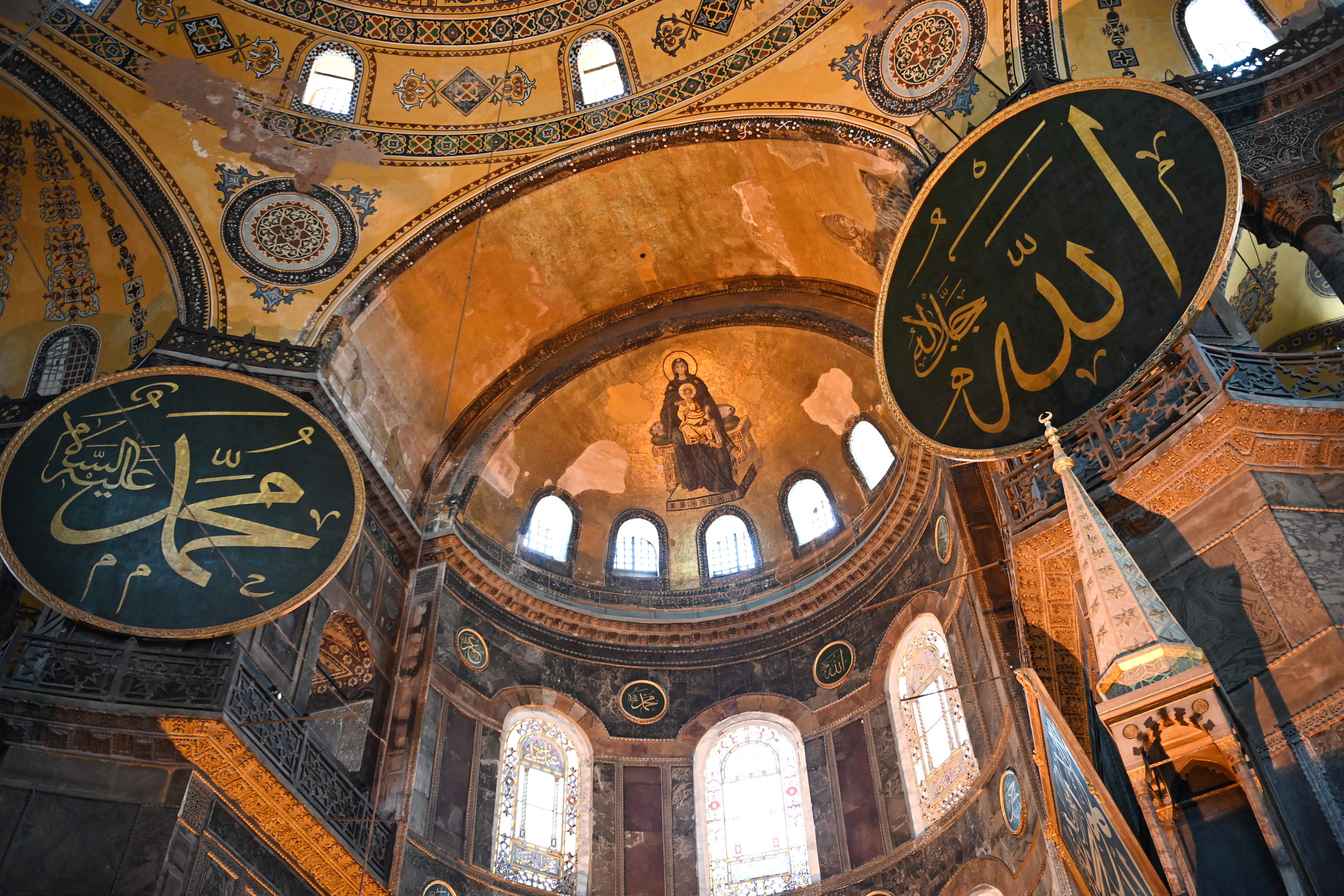 Bagian dalam Hagia Sophia yang memperlihatkan gambar Bunda Maria dan bayi Yesus dan kaligrafi Arab.