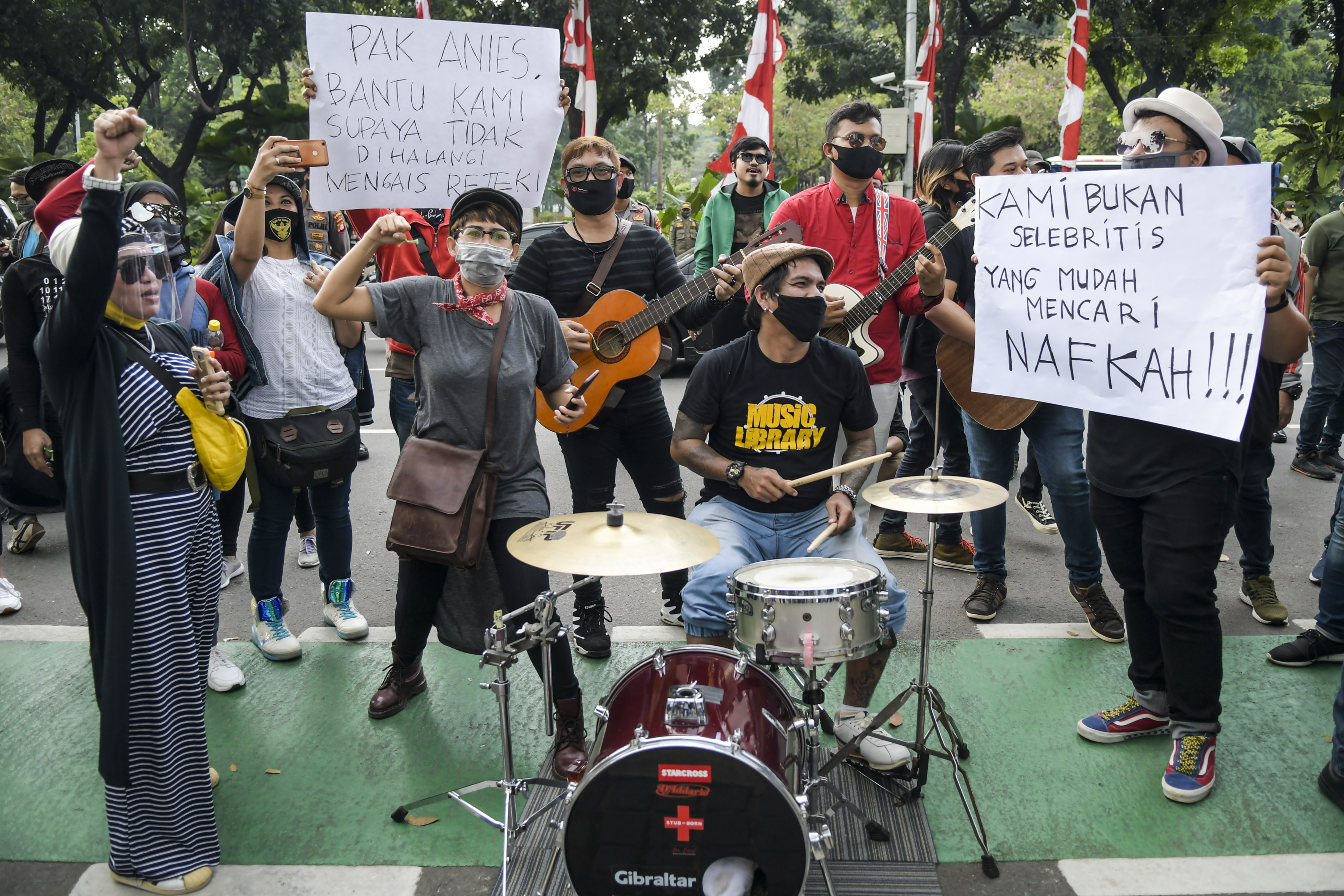 Massa yang tergabung dalam Persatuan Musisi Kafe menggelar unjuk rasa di depan gedung Balai Kota, Jakarta, Rabu (8/7/2020).