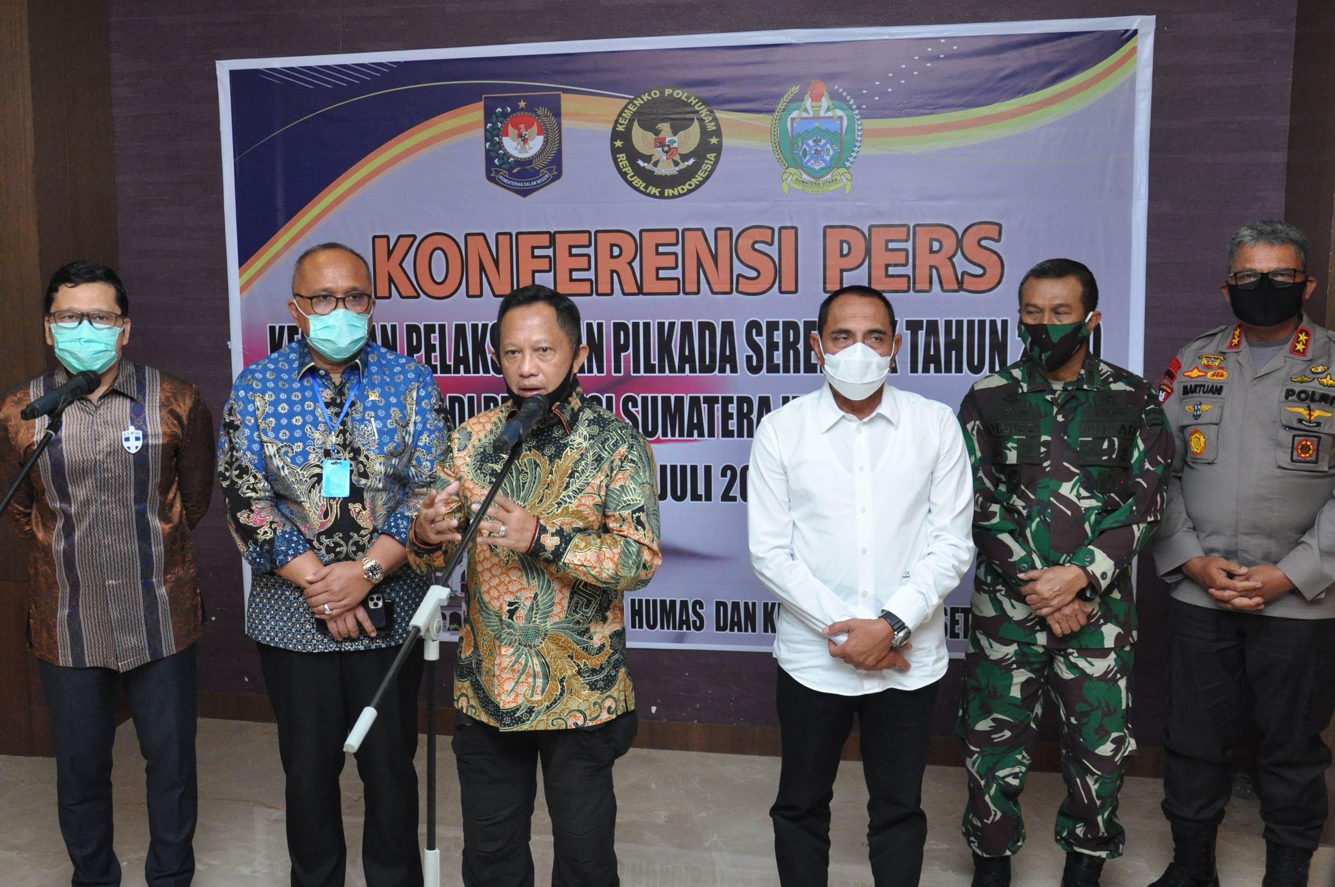 Mendagri Tito Karnavian (ketiga kiri) bersama Ketua Komisi II DPR Ahmad Doli Kurnia (kiri), Anggota Komisi II DPR Junimart Girsang \.