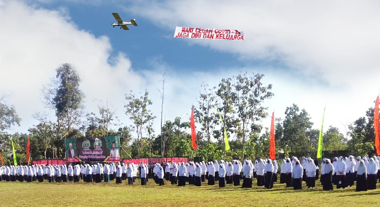 Sosialisasi  bahaya covid-19  di atas wilayah  Ponpes Raudathul Ulum Indralaya, Sumatra Selatan, Selasa (7/7/2020)