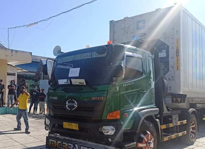 Mobil kontainer memuat ikan cakalang yang siap dikirim ke Korsel