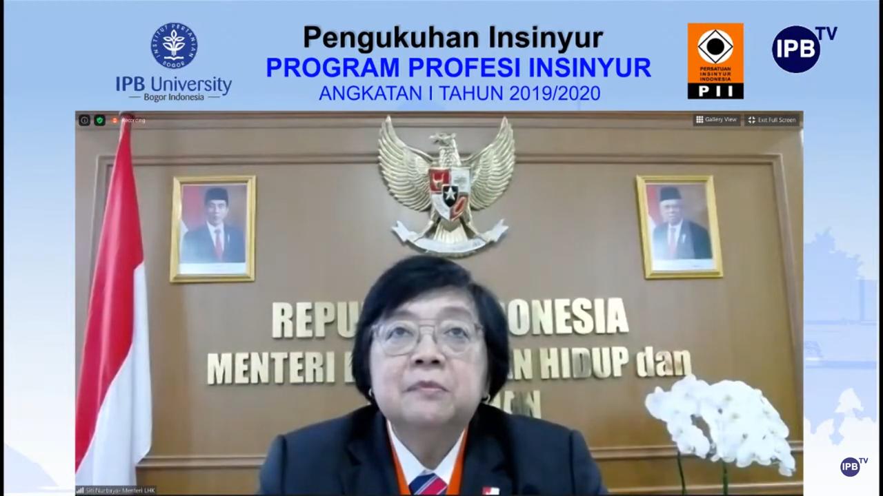 Menteri LHK Siti Nurbaya Bakar dalam pengukuhan insinyur profesi, Minggu (26/7).