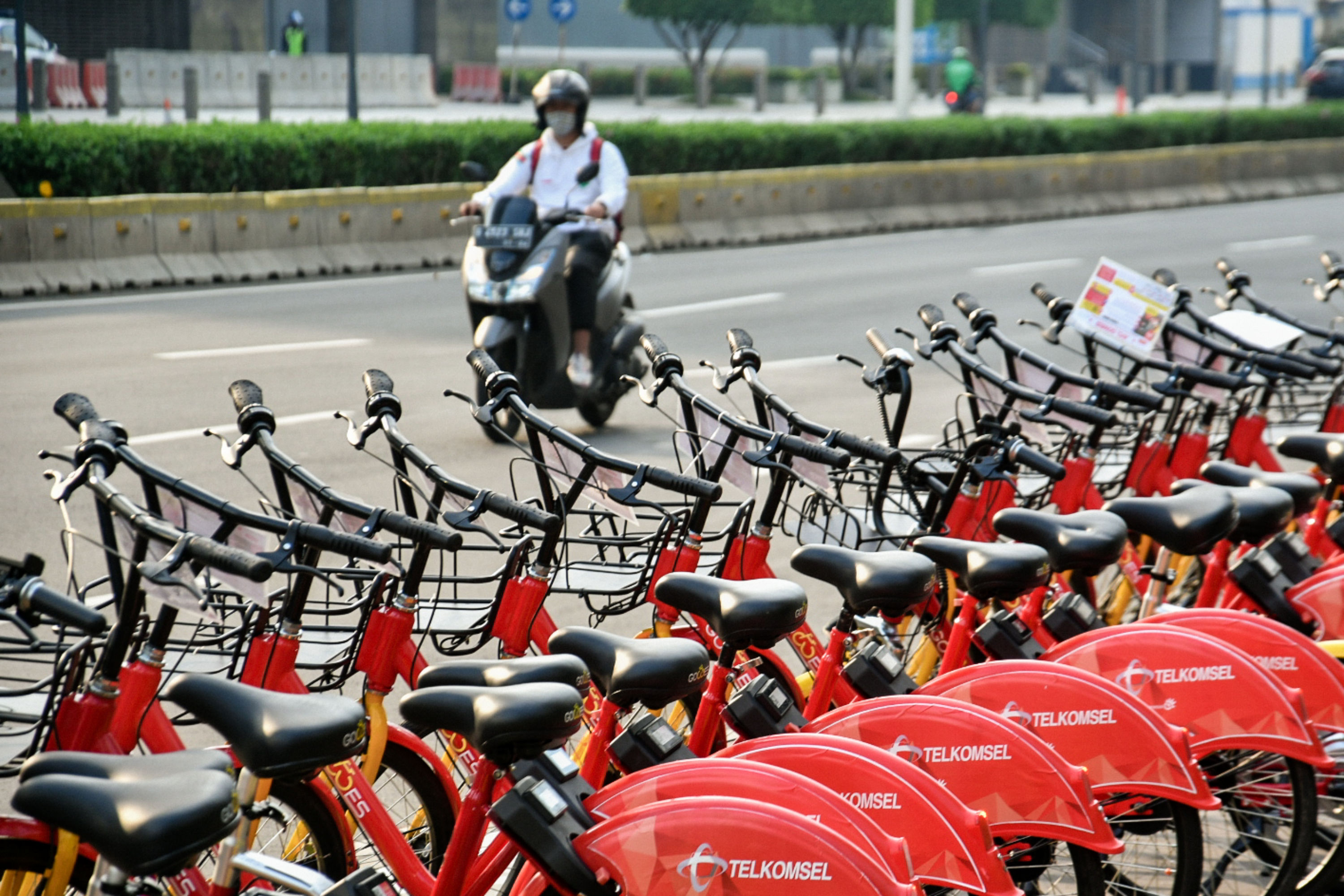 Warga melintas di samping parkiran sepeda gowes kawasan Bundaran HI,