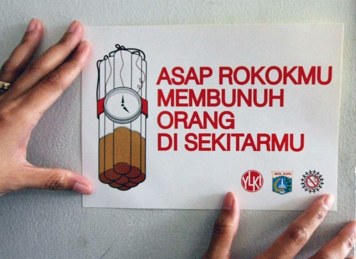 Tangan peneliti YLKI menempelkan stiker saat peluncuran hasil survei Kawasan Dilarang Merokok di Hotel dan Restoran di Jakarta.