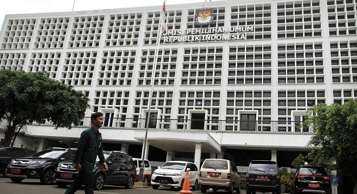 Seorang petugas tengah berjaga di Kantor Pusat Komisi Pemilihan Umum (KPU) RI di Jakarta. 