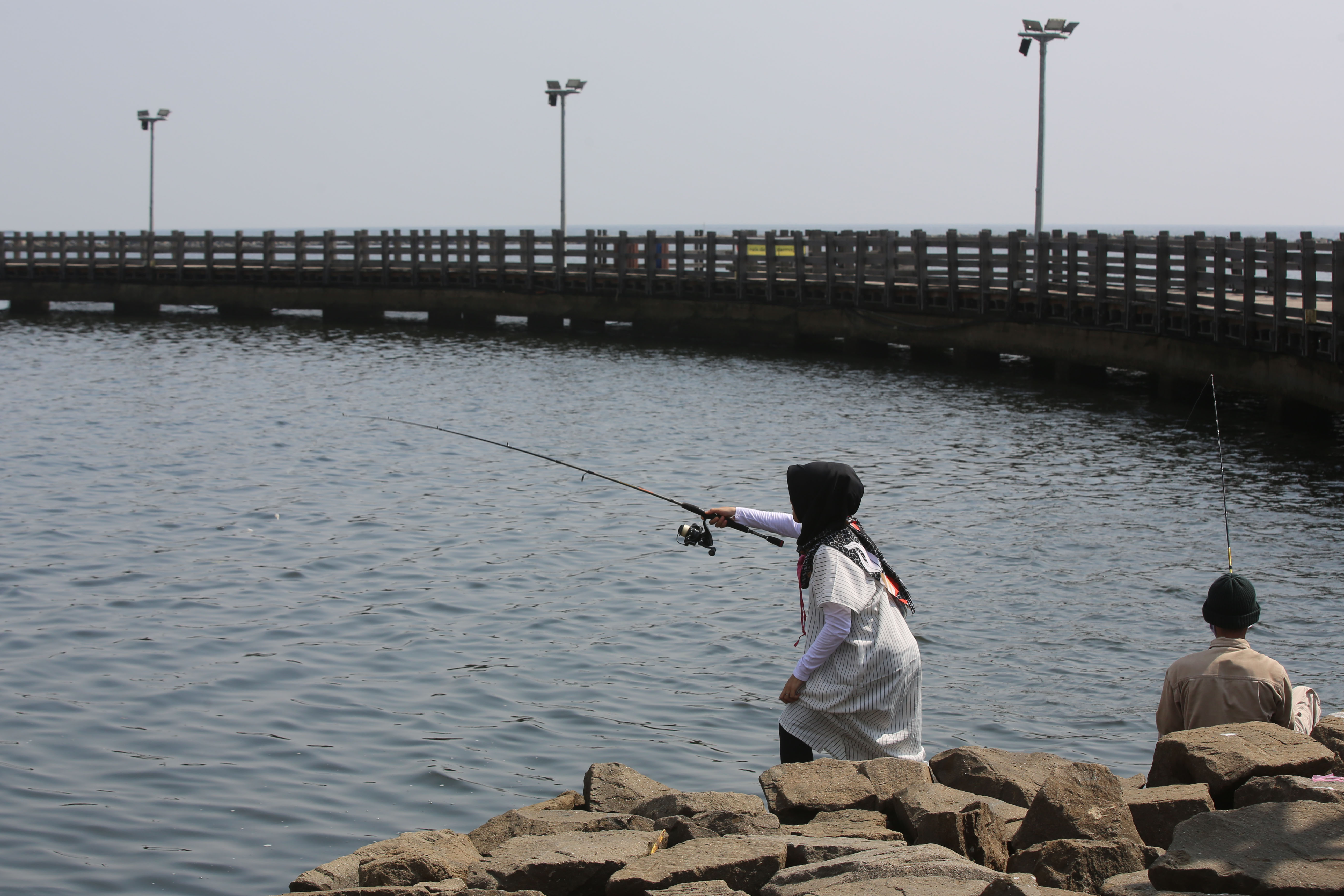 Pengunjung menikmati menikati Pantai Ancol, Jakarta, Sabtu (20/6/2020).