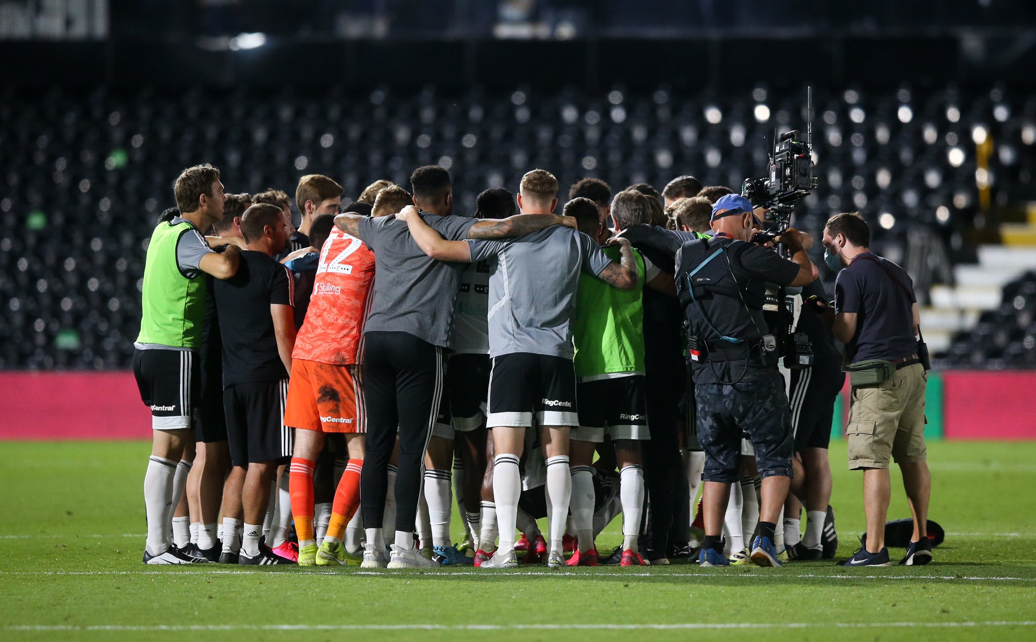 Para pemain Fulham merayakan keberhasilan mereka lolos ke babak final playoff Divisi Championship.