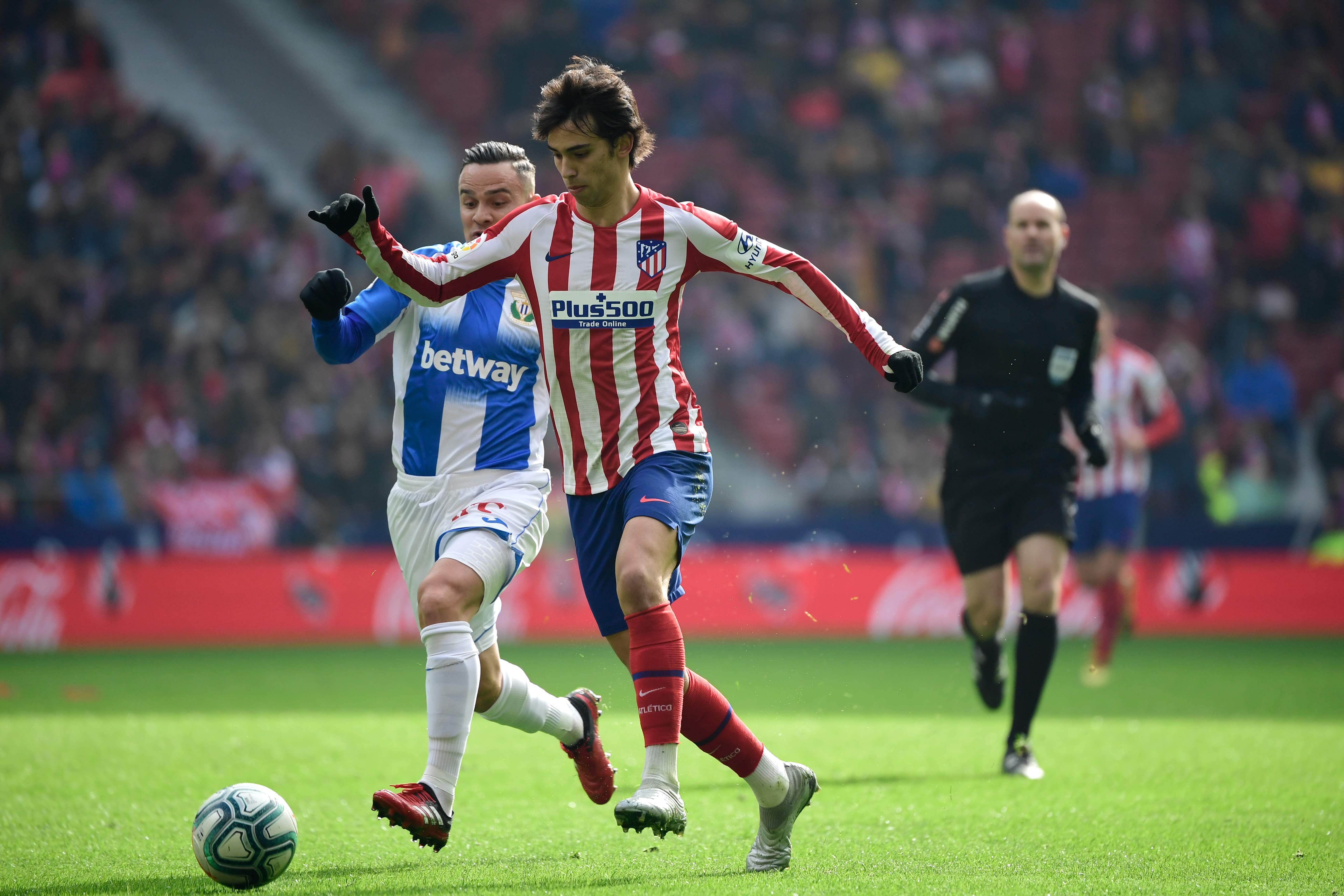 Pemain Atletico Madrid Joao Felix berusaha menguasai bola dalam pertandingan di Stadion Wanda Metropolitano.
