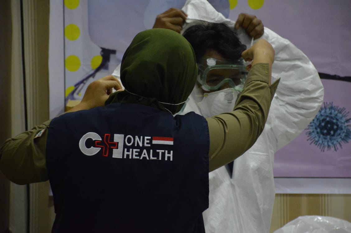 Balai Besar Konservasi Sumber Daya Alam (BBKSDA) Riau menyumbangkan alat pelindung diri lengkap ke RSUD Arifin Achmad Ria.