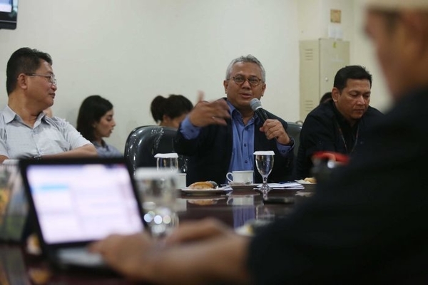 Ketua KPU Arief Budiman (kanan) bersama peneliti SMRC Sirajuddin Abbas menjadi pembicara dalam diskusi Pilkada Serentak.