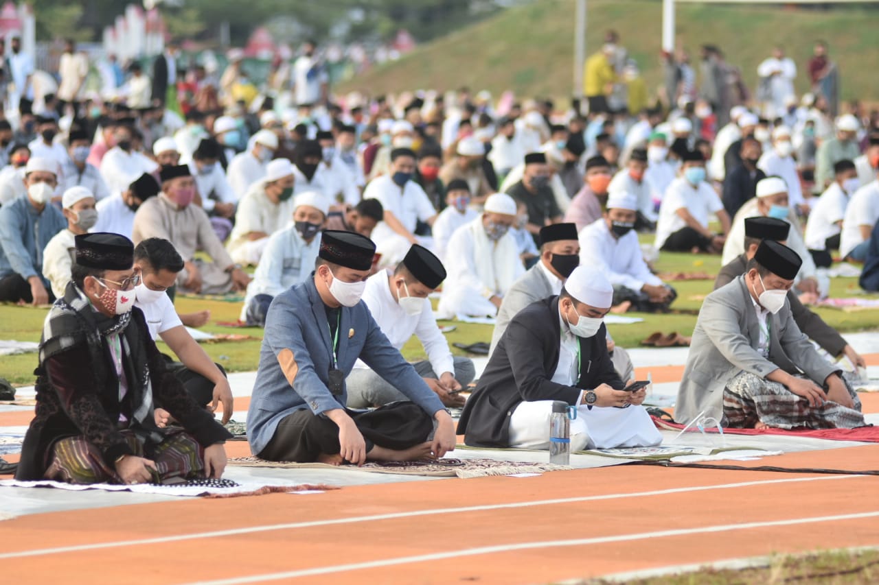Menteri PMK Muhadjir Effendi menjadi imam dan khatib salat Idul Adha di Masamba, Kabupaten Luwu Utara, Sulawesi Selatan, Jumat (31/7/2020)