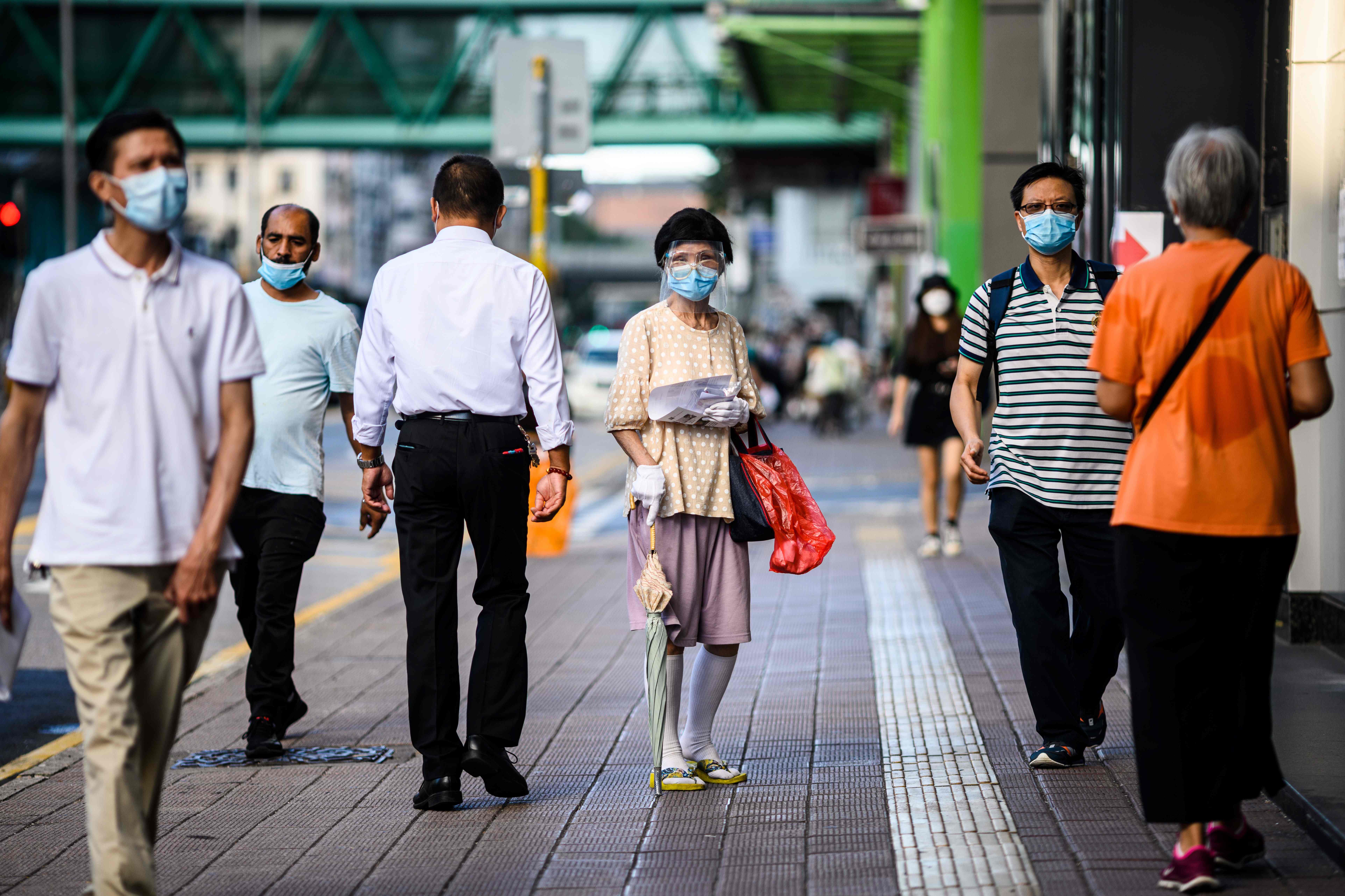 Warga mengenakan masker di Distrik Sham Shui Po, Hong Kong.