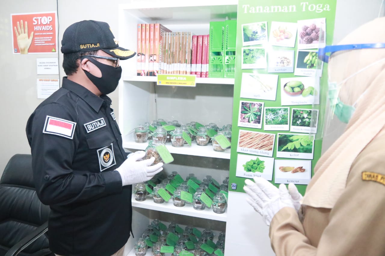 Wali Kota Malang Sutiaji meninjau koleksi tanaman toga di SMAN 2 Malang