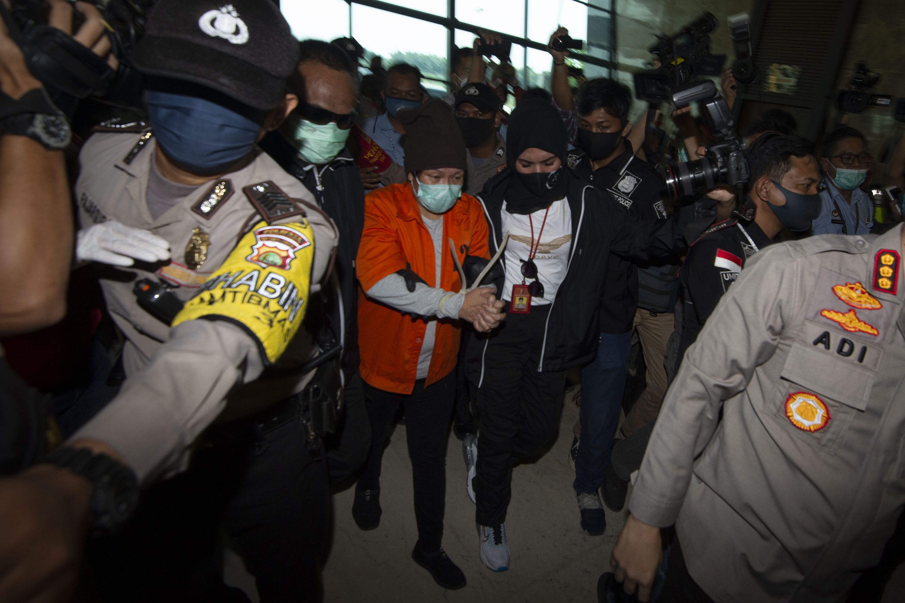 Buron pembobolan Bank BNI, Maria Pauline, tiba di Bandara Soetta dengan pengawalan ketat.