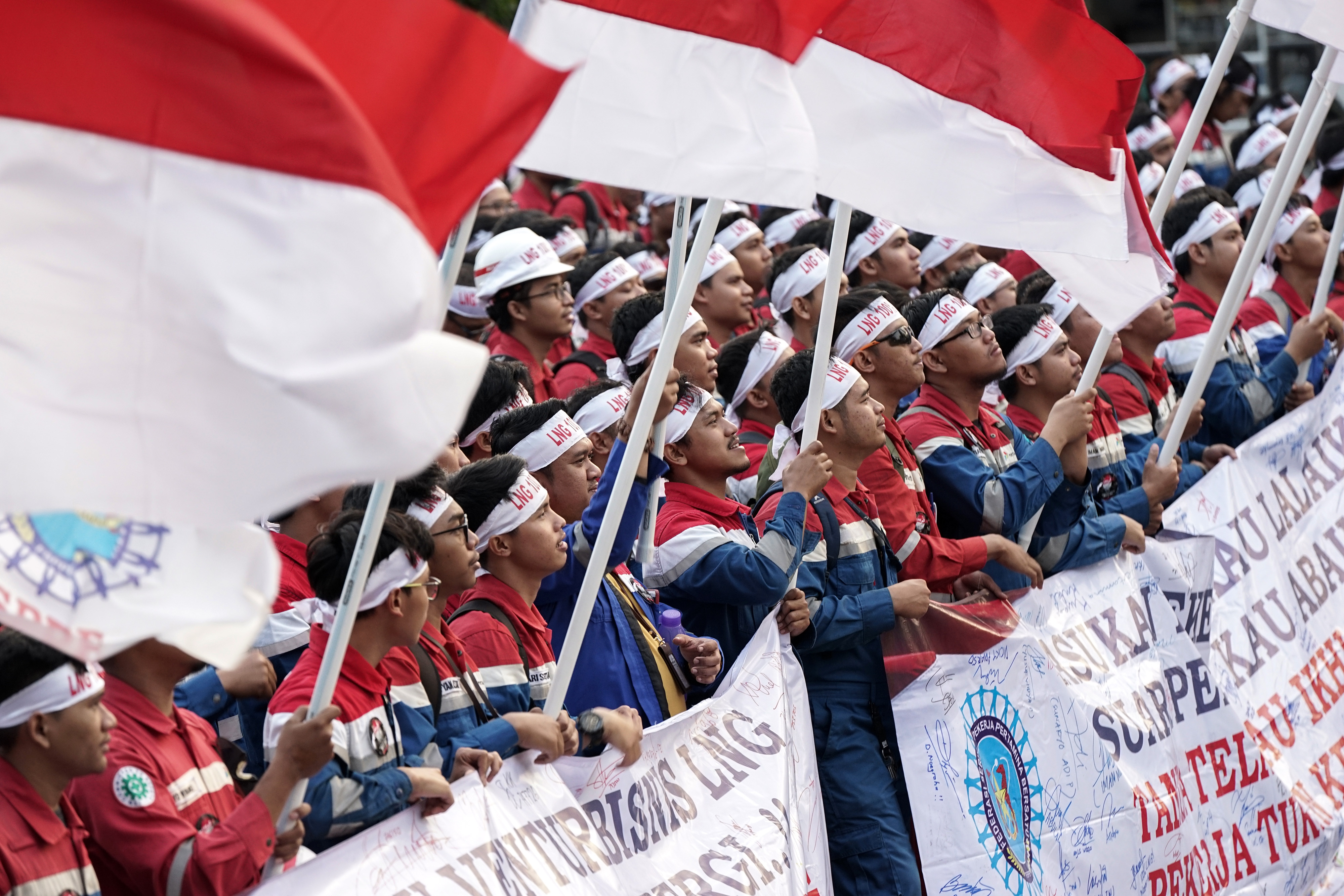 Serikat pekerja Pertamina melakukan unjuk rasa di Cilacap, Jawa Tengah.