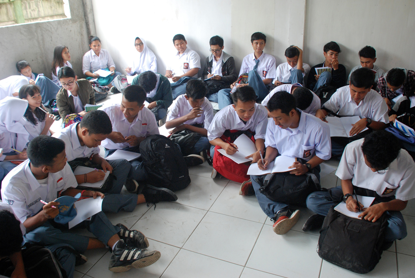 Ribuan Siswa tidak Tertampung