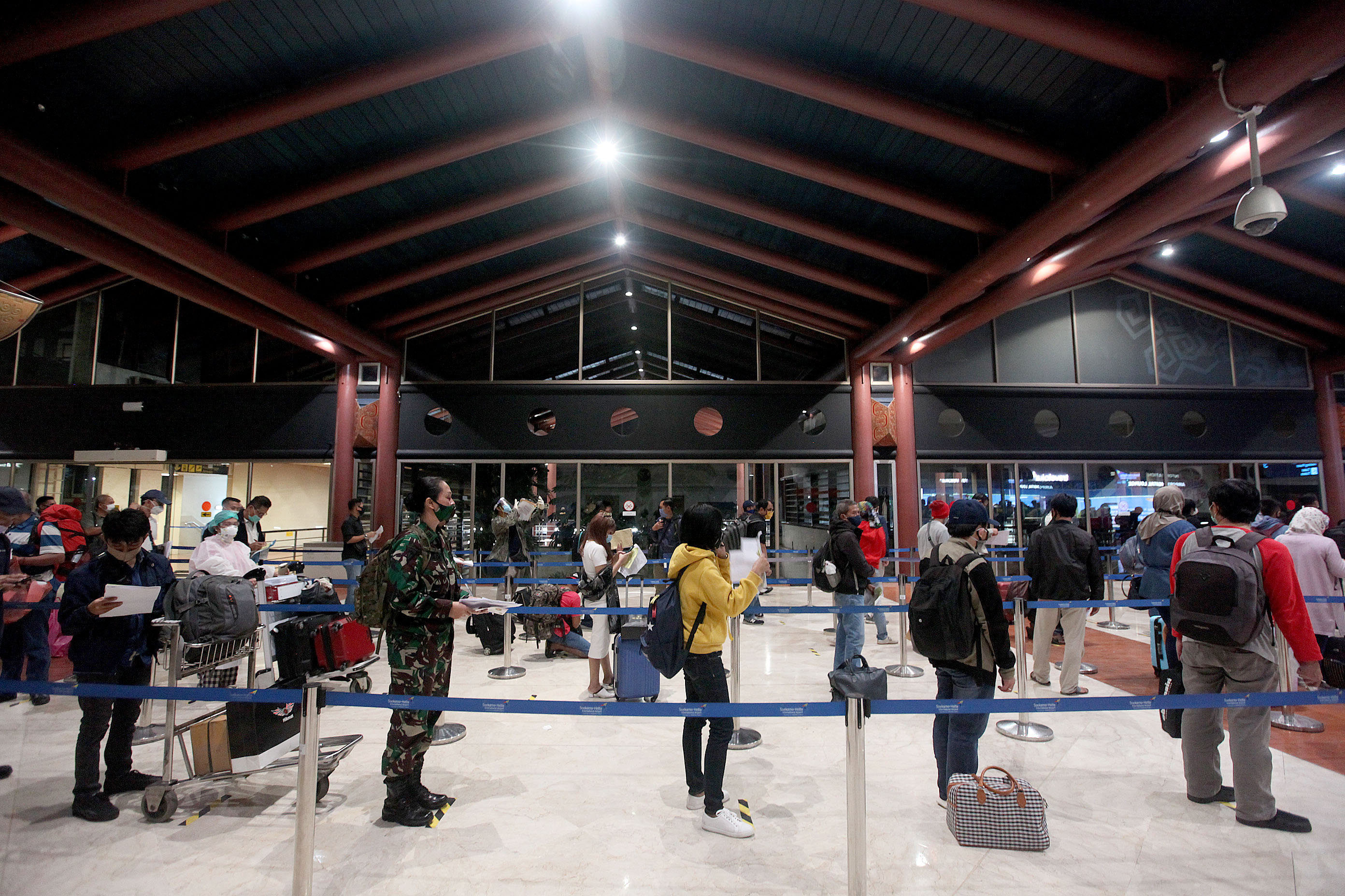 Antrian calon penumpang pesawat di Bandara Soekarno Hatta Tangerang, Banten. Tidak ada larangan mudik diprediksi terjadi lonjakan penumpang.