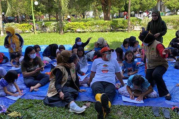 Anak-anak korban banjir bandang saat trauma healing, di Kabupaten Luwu Utara, Sulawesi Selatan, kemarin.