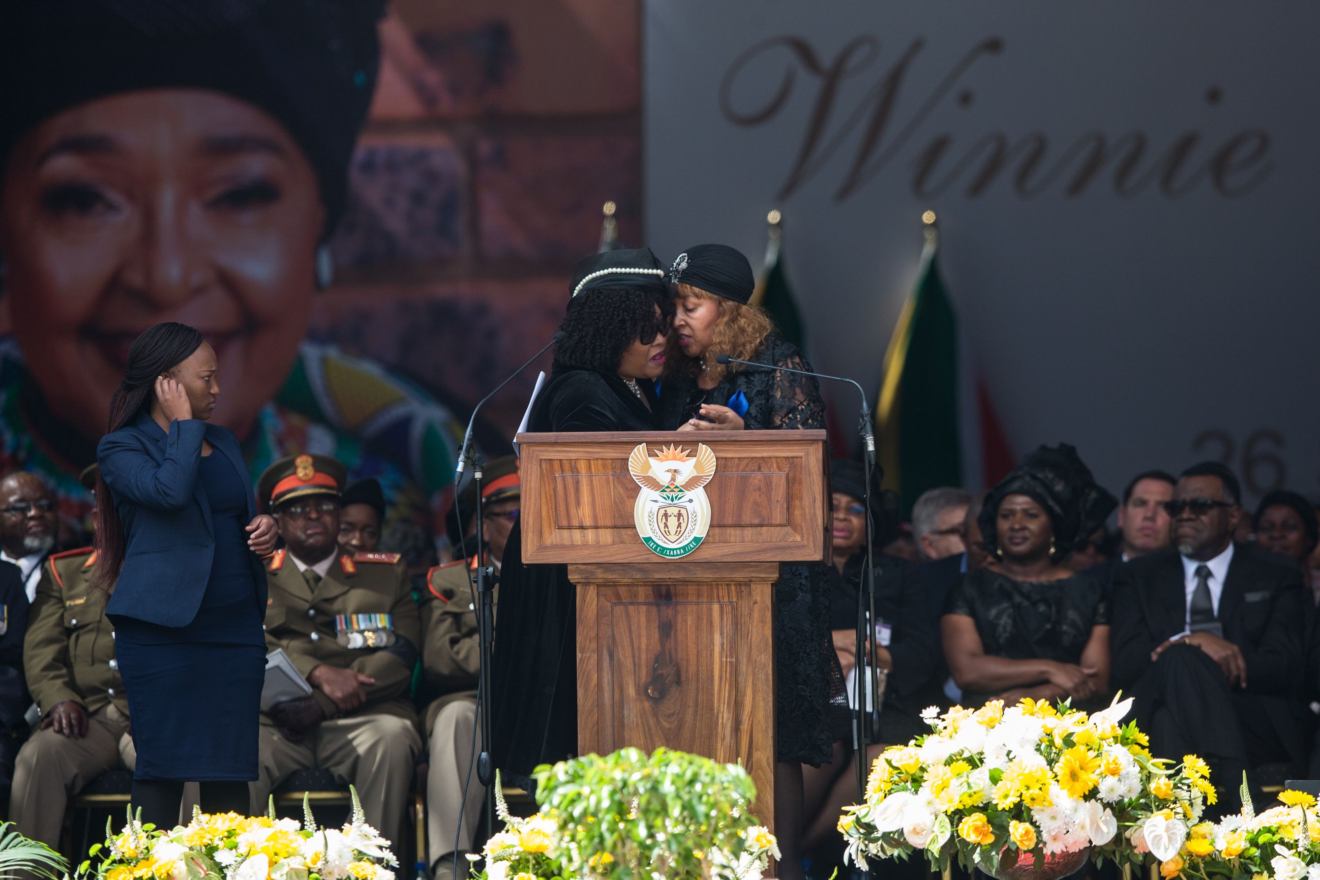 Zindzi Mandela (kanan) ketika memberikan pidato dalam pemakaman ibunya Winnie Madikizela-Mandela 14 April 2018, di Johannesburg. 