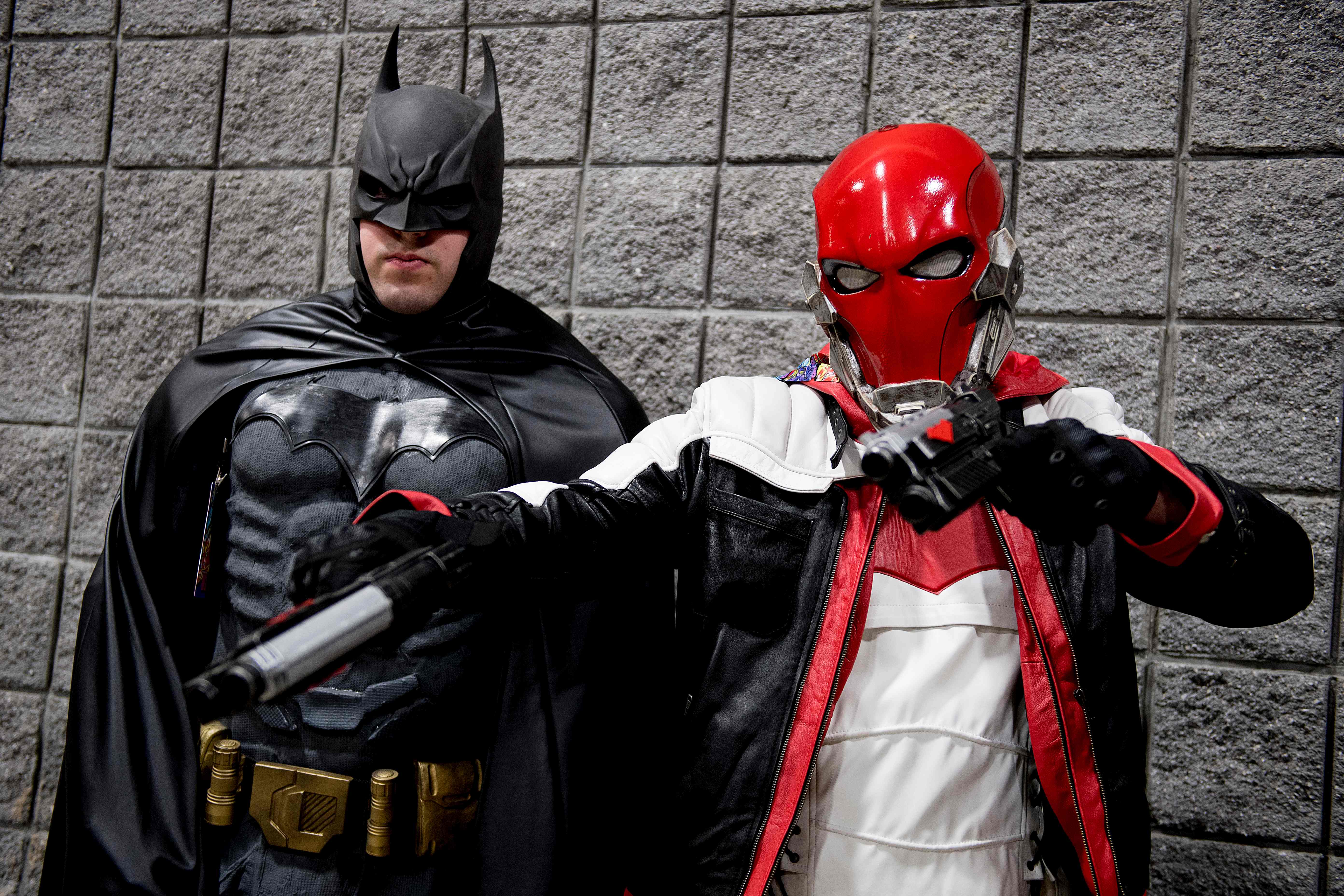 Pria berkostum Batman dan Red Hood dalam Awesome Con di Washington, DC, beberapa waktu lalu.