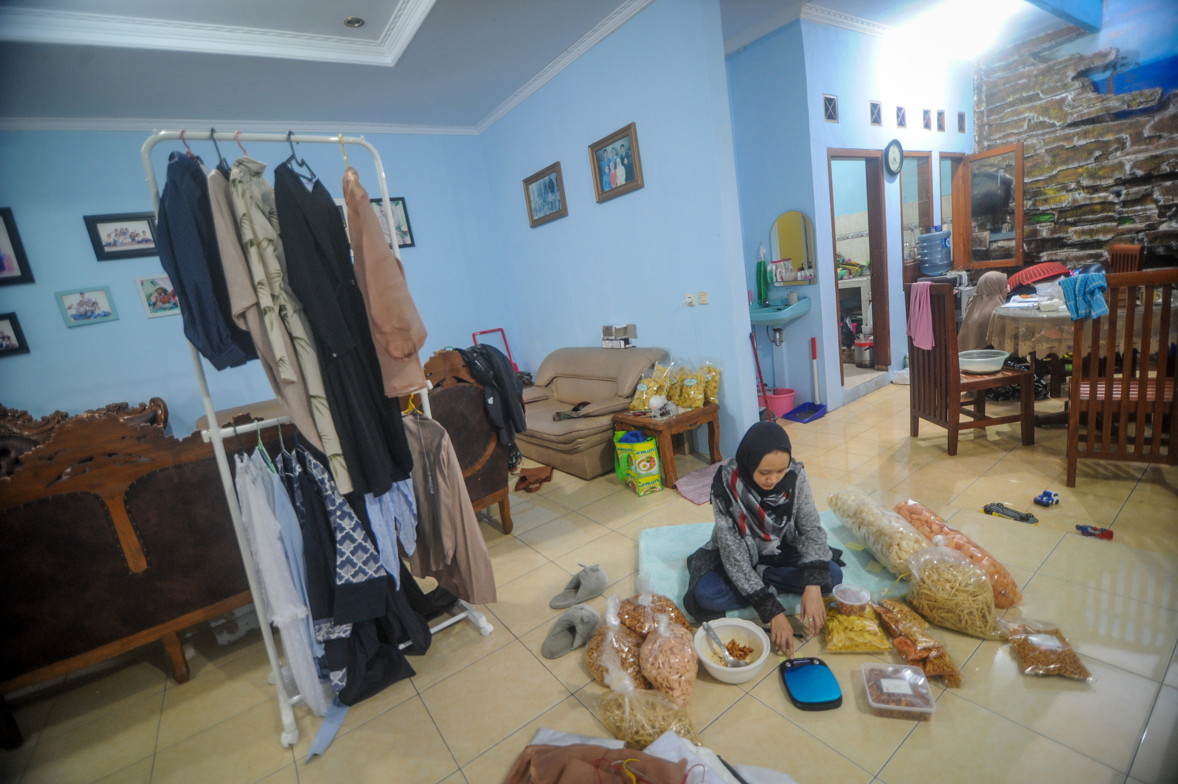 Seorang desainer yang juga pengusaha busana wanita beralih usaha menjadi pelaku UMKM makanan halal akibat pendemi.