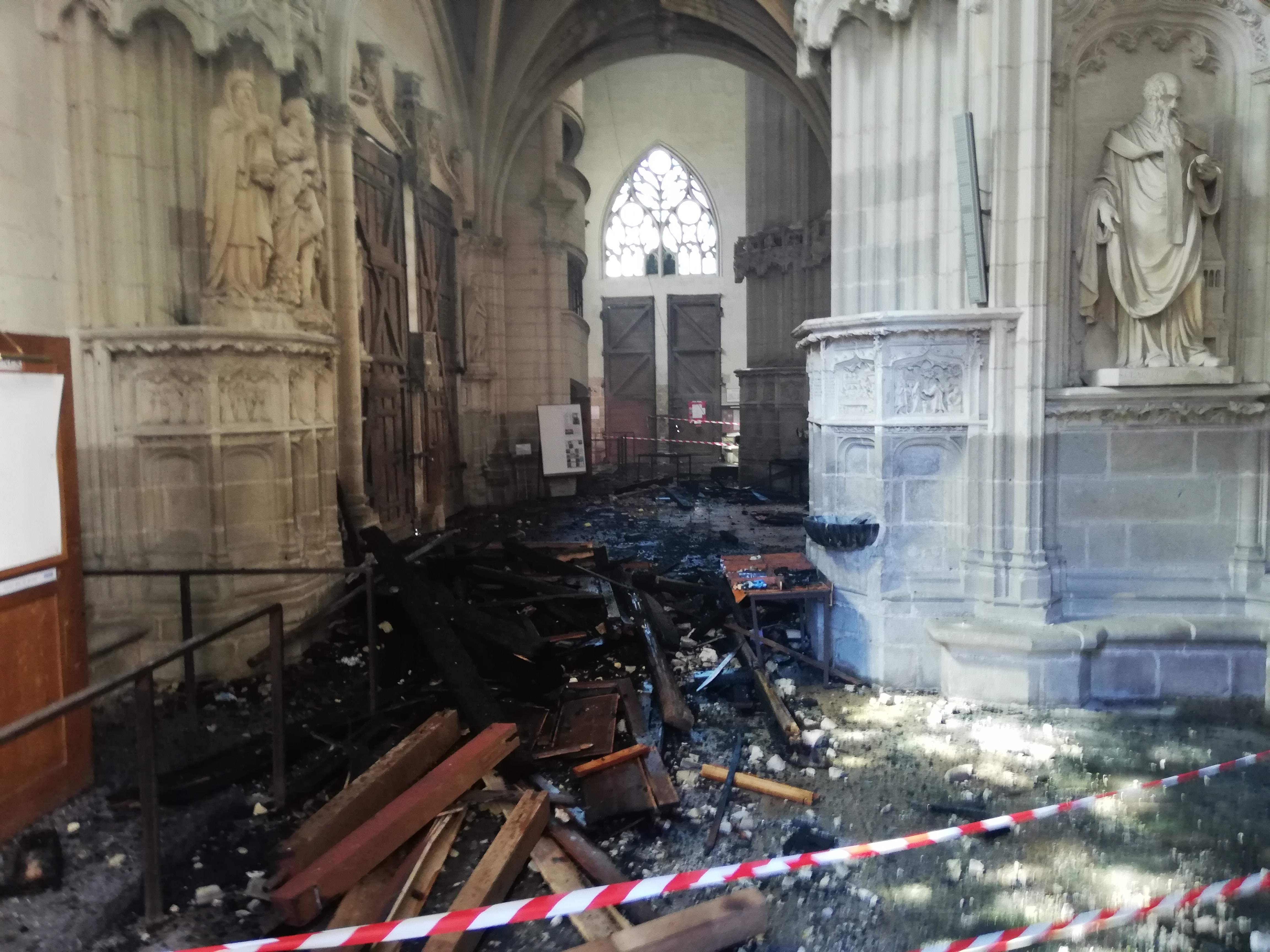 Kerusakan akibat kebakaran di Katedral Santo Petrus dan Paulus di Nantes, Prancis.