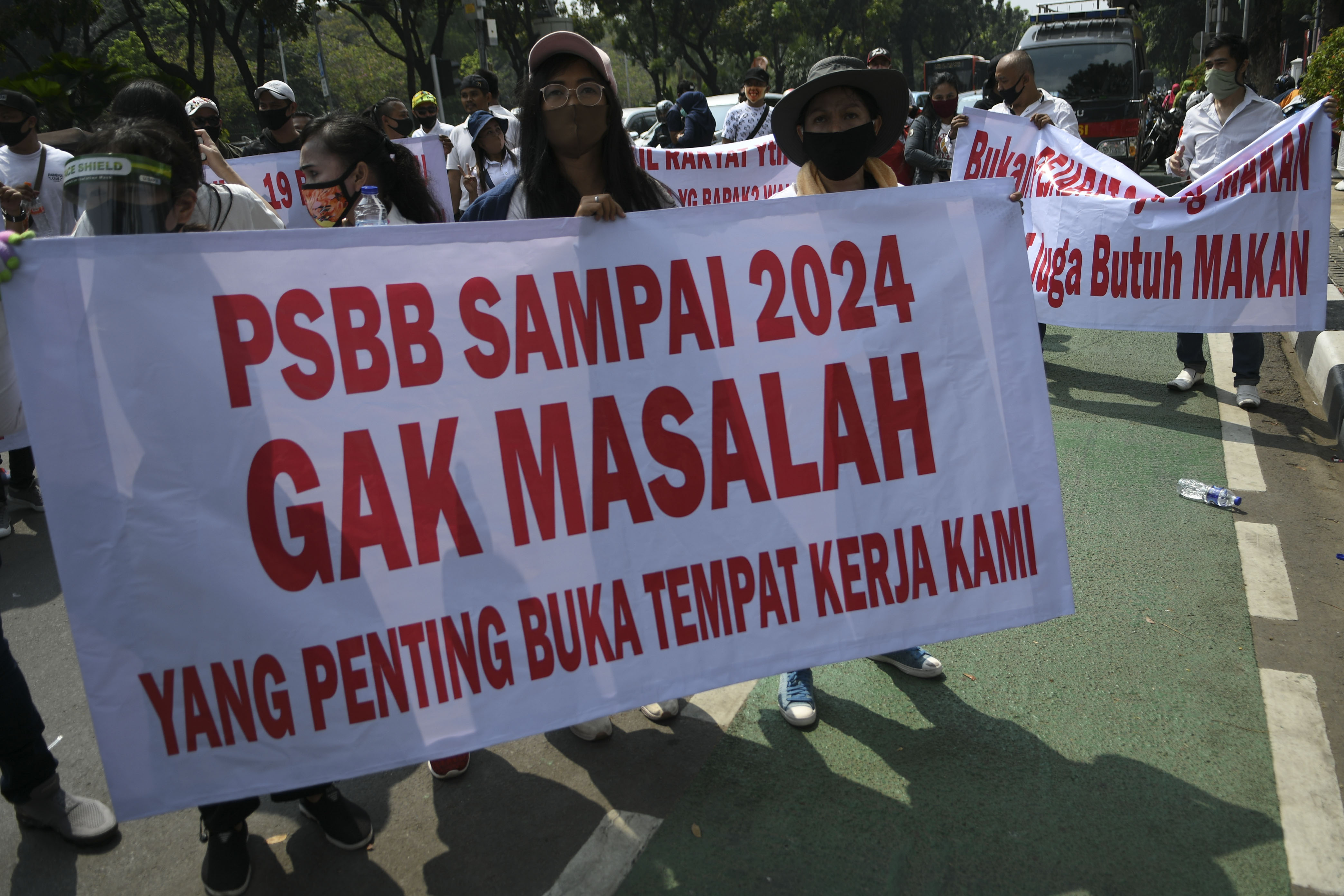 Massa aksi yang tergabung dalam Aliansi Karyawan Hiburan dan Pengusaha Hiburan melakukan aksi damai di depan Balai Kota DKI Jakarta.