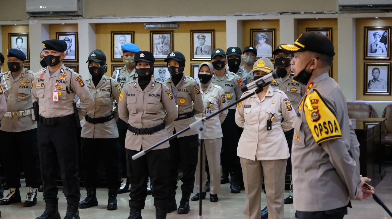  Kapolda Sumsel Irjen Pol Eko Indra Heri memberikan arahan dalam pembinaan 260 polisi yang memakai narkoba.