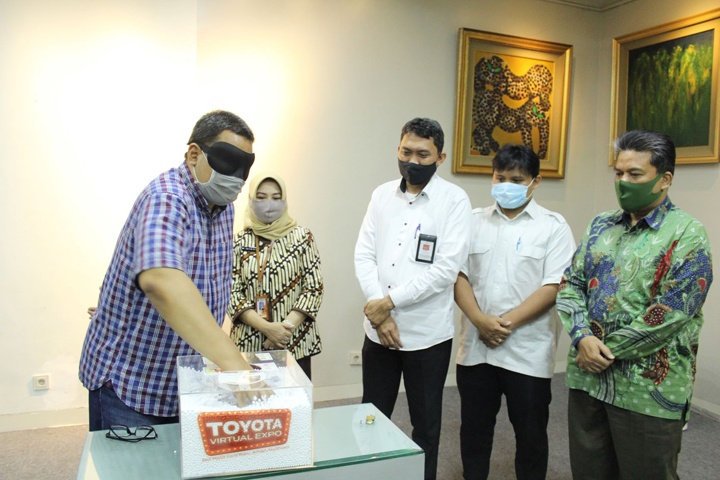 Pengundian grand prize senilai Rp100 juta bagi pelanggan Toyota yang beruntung.