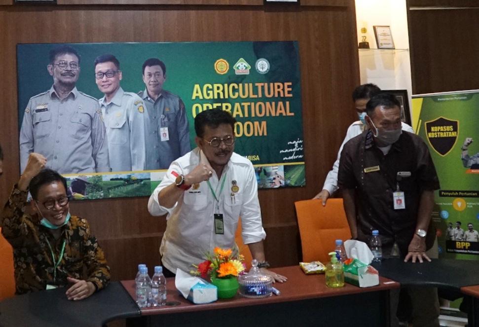 Mentan SYL (kedua dari kiri) dan Kepala Badan Penyuluhan dan Pengembangan Sumber Daya Manusia Pertanian (BPPSDMP) Dedi Nursyamsi (kiri).