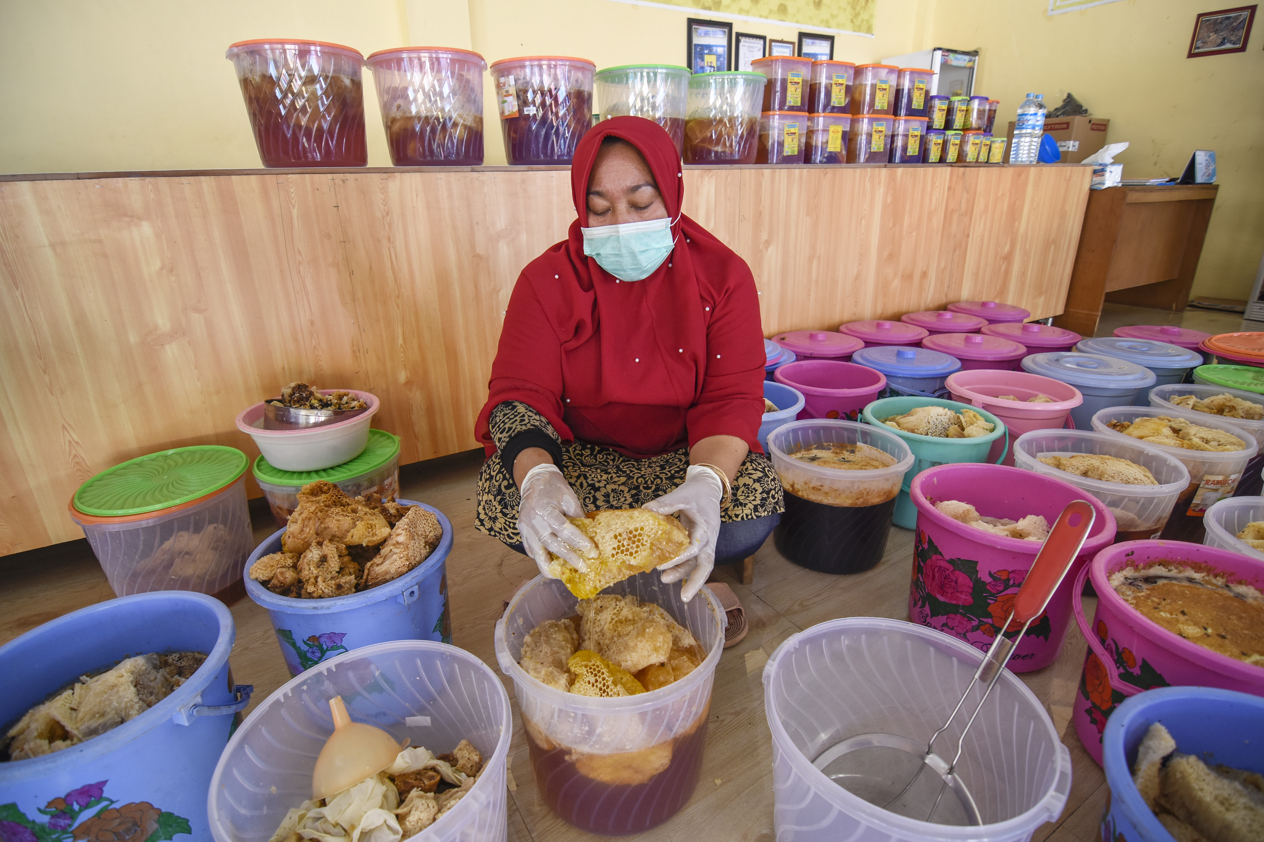 Pelaku UMKM di NTB sedang menegmas Madu Hutan Sumbawa