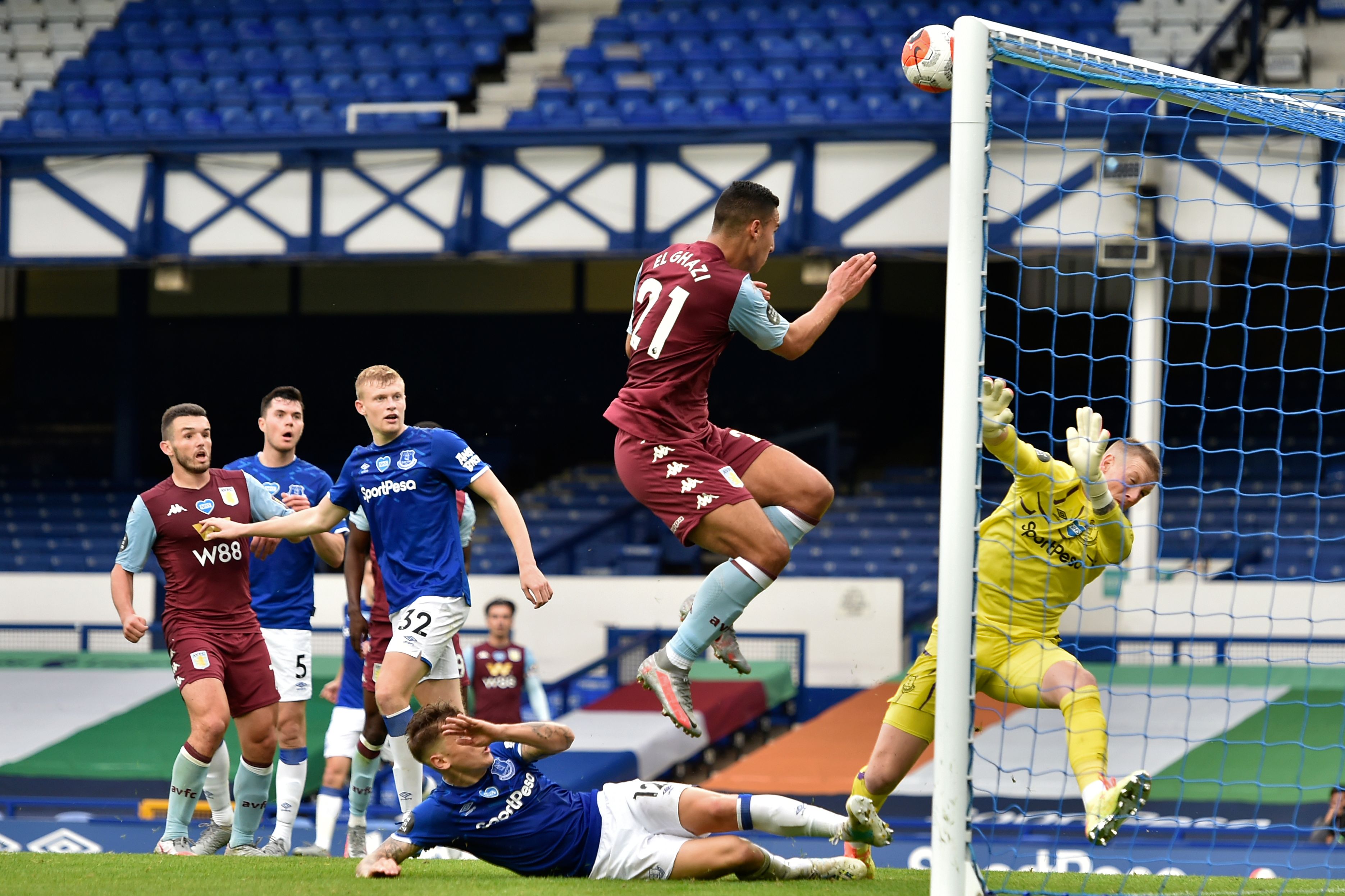 Laga Liga Primer Inggris antara Everton dan Aston Villa.