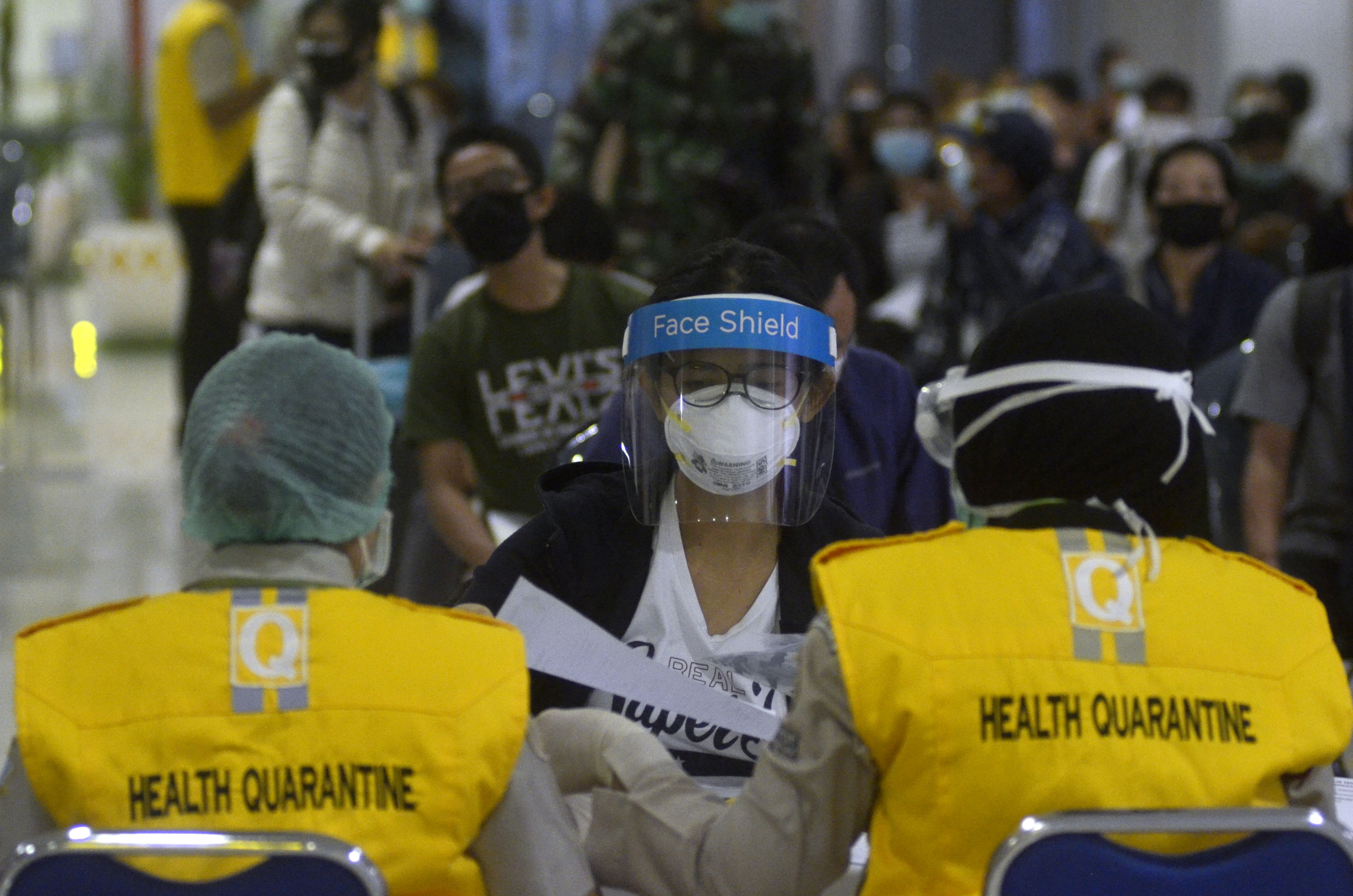 Petugas melakukan pemeriksaan dokumen perjalanan penumpang pesawat yang tiba di Terminal Domestik Bandara Internasional I Gusti Ngurah Rai