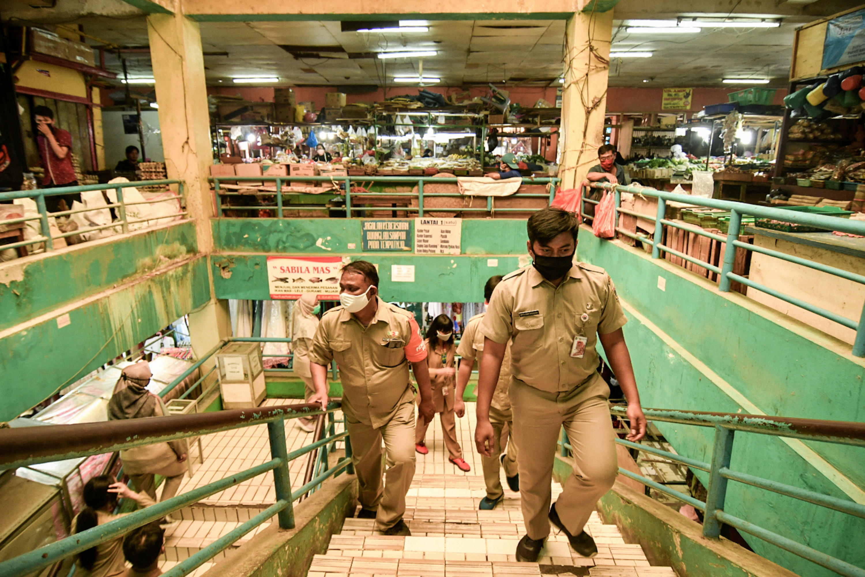 ASN melakukan pengawasan protokol kesehatan di Pasar Pondok Labu, Jakarta.