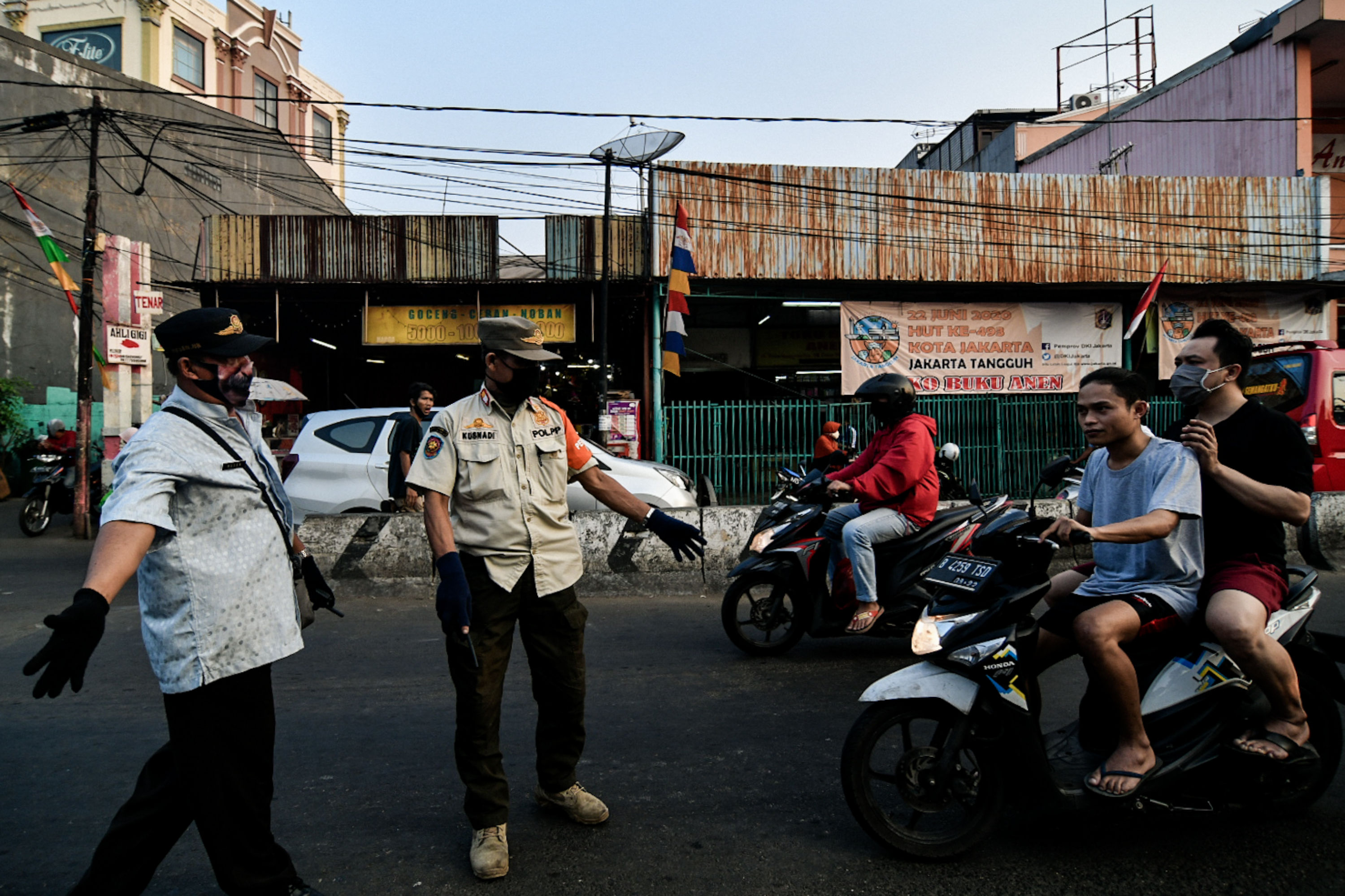 Petugas melakukan penindakan kepada pengendara yang tak menggunakan masker di Jalan Ragunan, Pasar Minggu, Jakarta Selatan, Jumat (24/7)