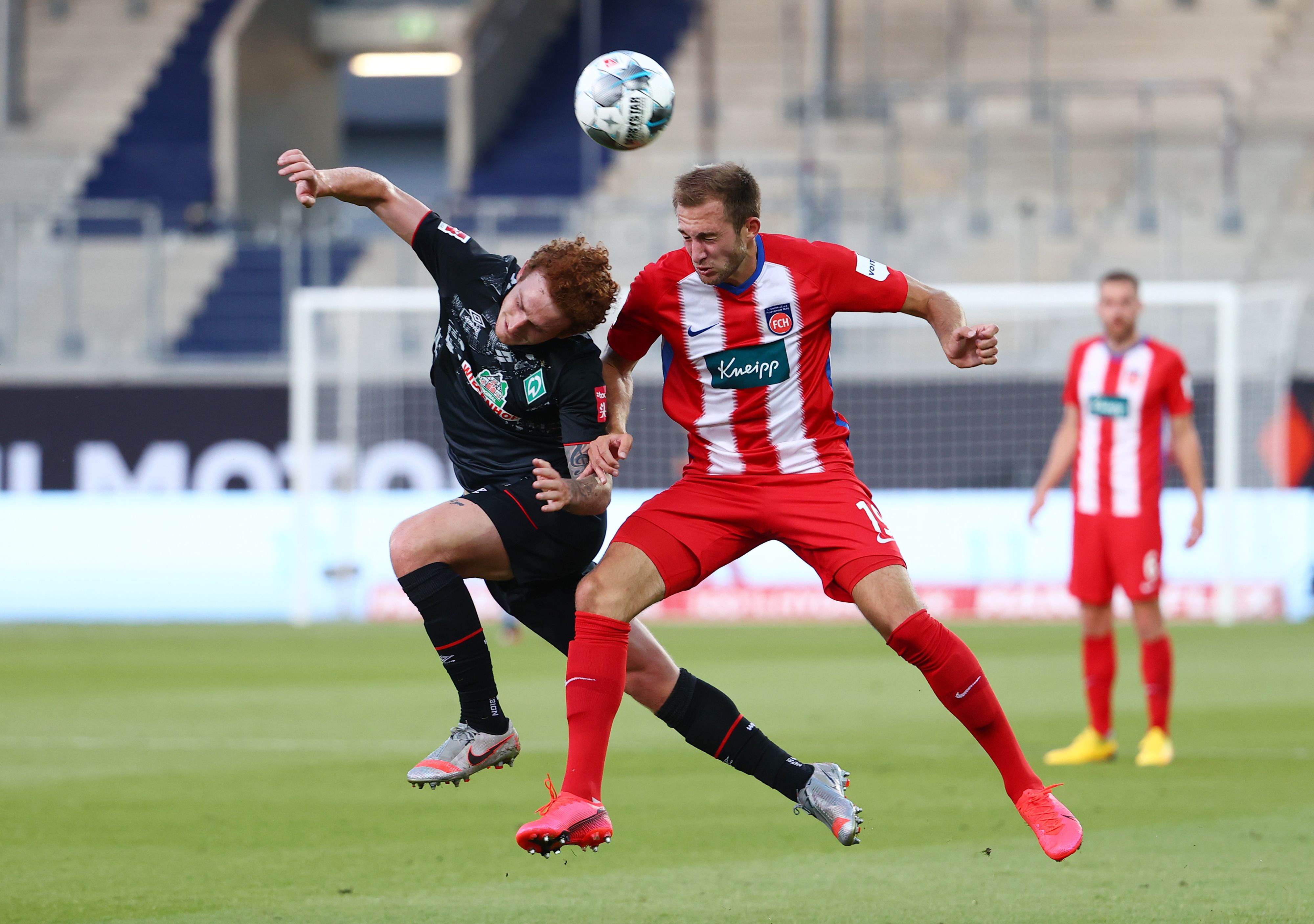 Pemain Werder Bremen dan pemain Heidenheim saling berebut bola dalam kompetisi Bundesliga.