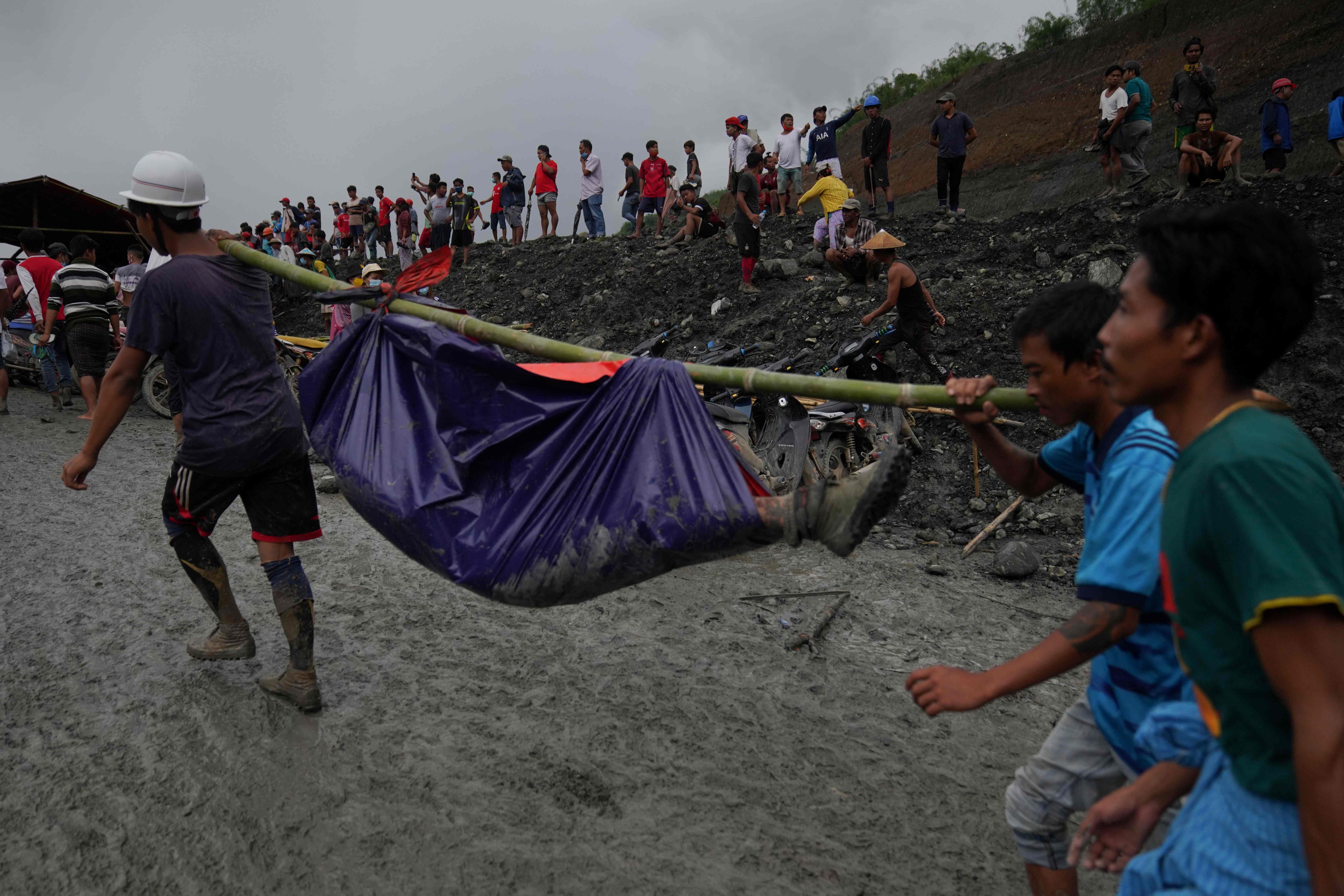 Tim penyelamat membawa jenazah korban longsor tambang giok di Myanmar