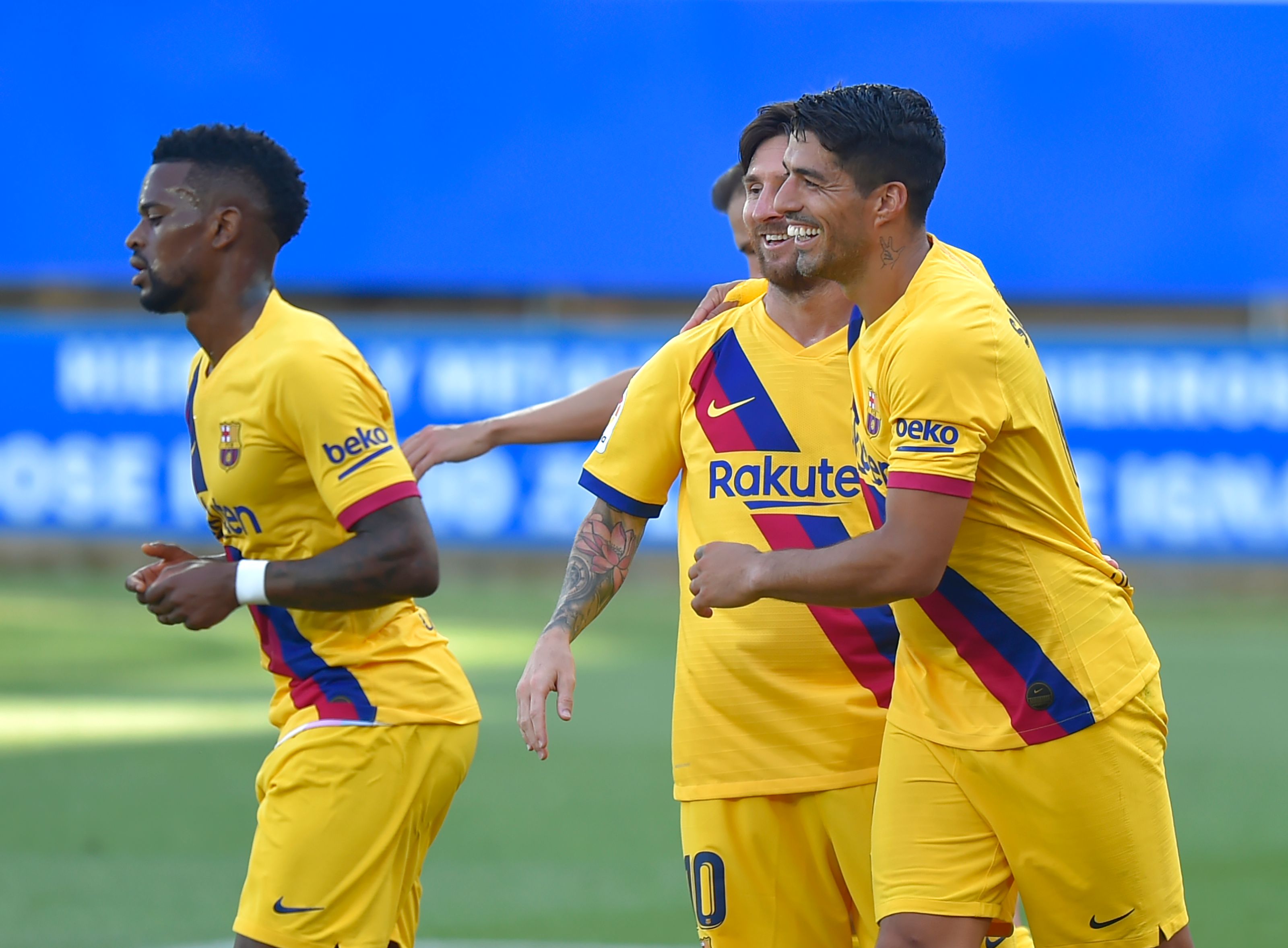 Para pemain Barcelona melakukan selebrasi usai mencetak gol ke gawang Alaves dalam laga lanjutan La Liga.