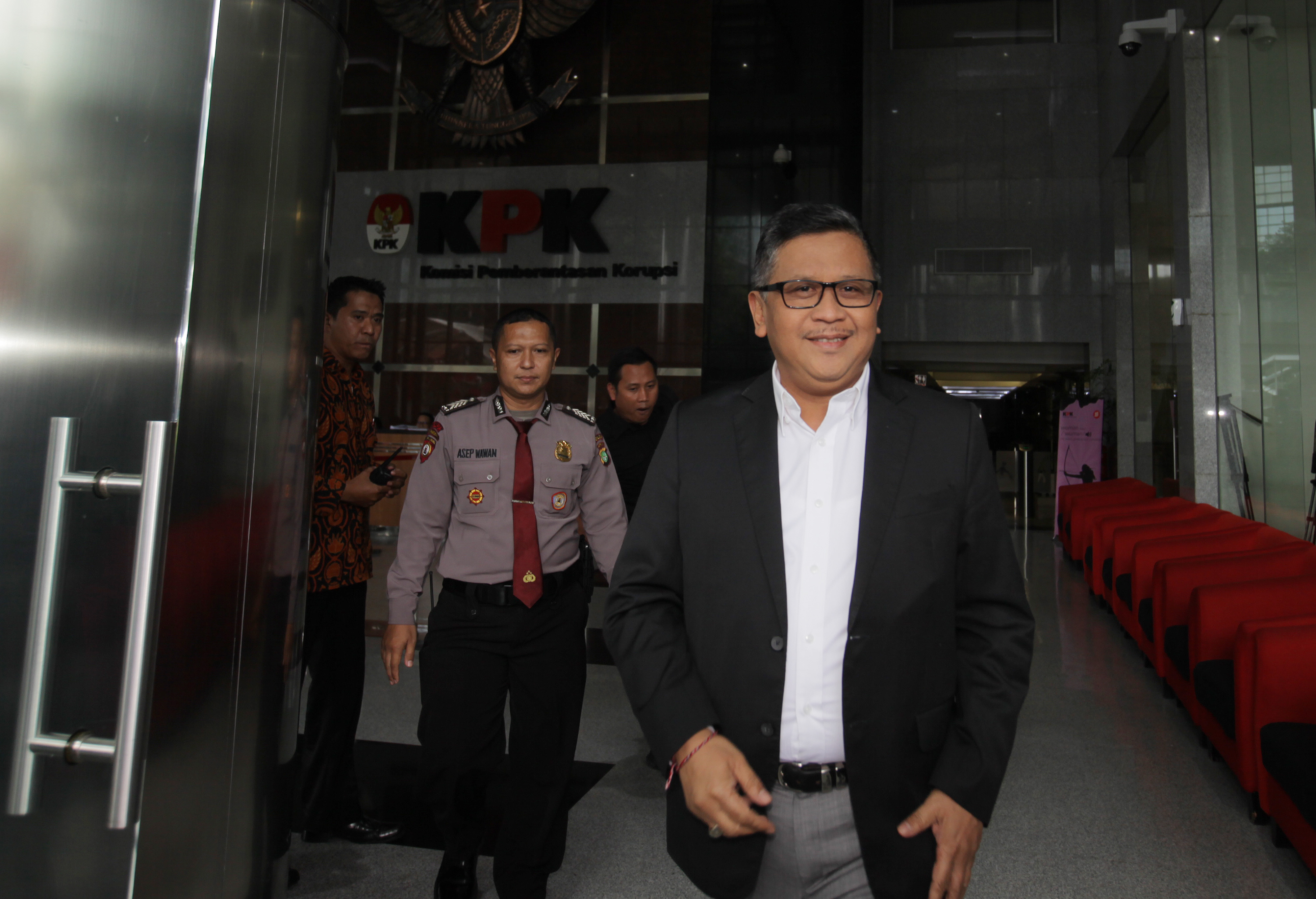  Sekjen PDIP Hasto Kristiyanto (tengah) seusai menjalani pemeriksaan sebagai saksi, di gedung KPK, Jakarta, Rabu (26/2).