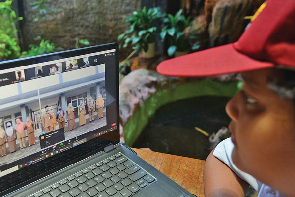 Guru SDN Rawabuntu 3, Serpong, Tangerang Selatan, mengadakan upacara dan pengenalan lingkungan sekolah secara virtual saat dimulainya kegiat