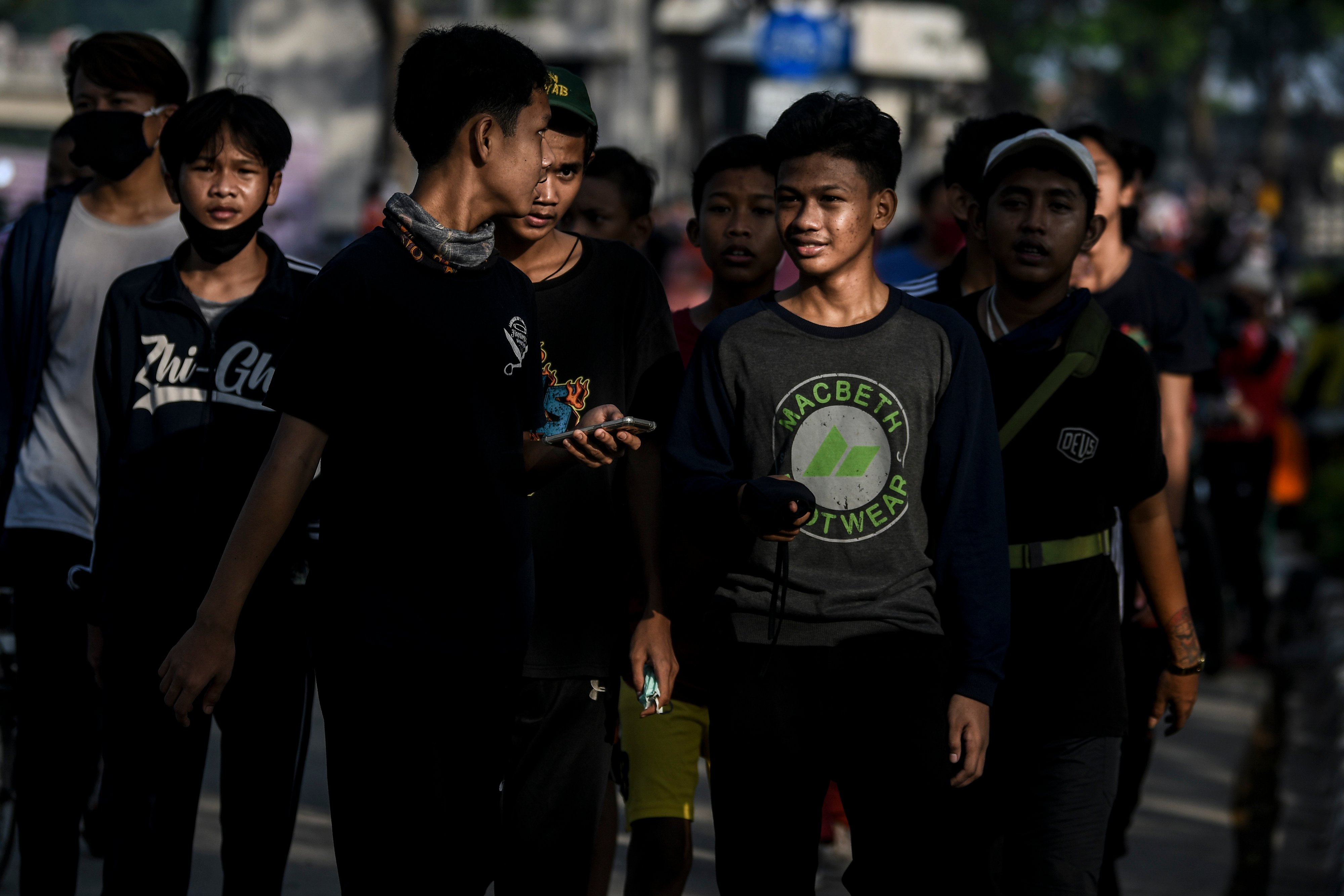 Warga tidak menggunakan masker saat berolahraga pada Hari Bebas Kendaraan Bermotor (HBKB) atau Car Free Day (CFD) di Jalan Inspeksi BKT