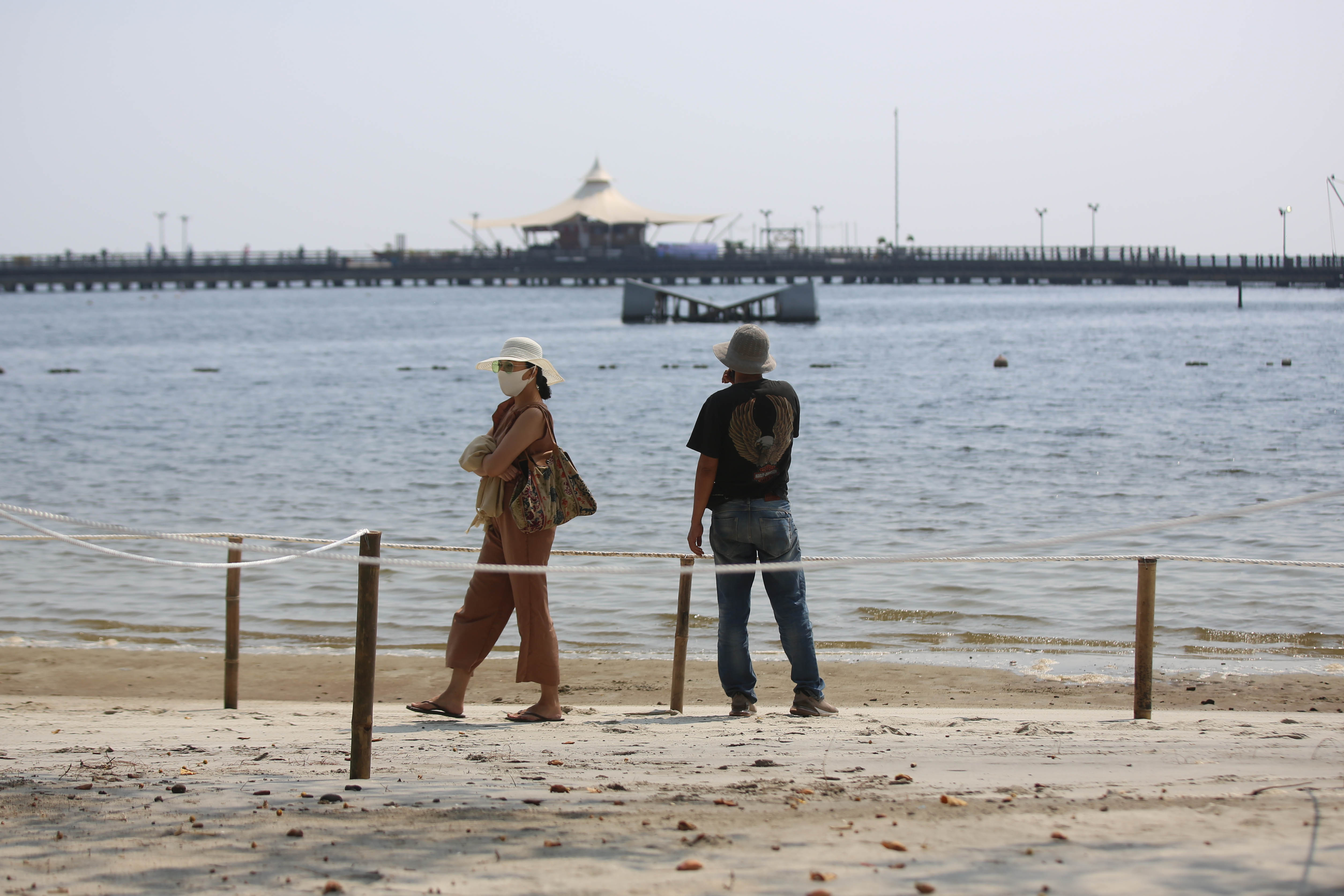 Pengunjung menikmati menikati Pantai Ancol, Jakarta