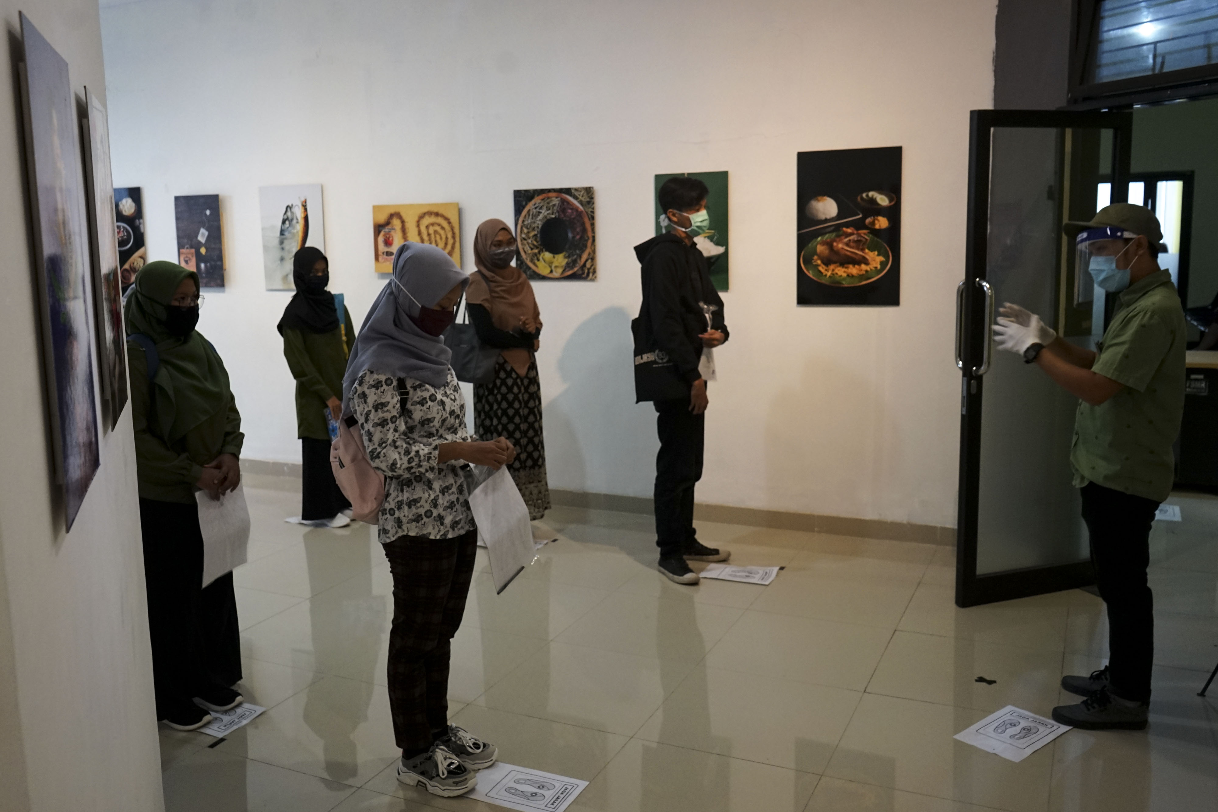 UTBK DIY 2020: Sejumlah peserta antre dengan jaga jarak saat akan memasuki ruangan untuk mengikuti UTBK.